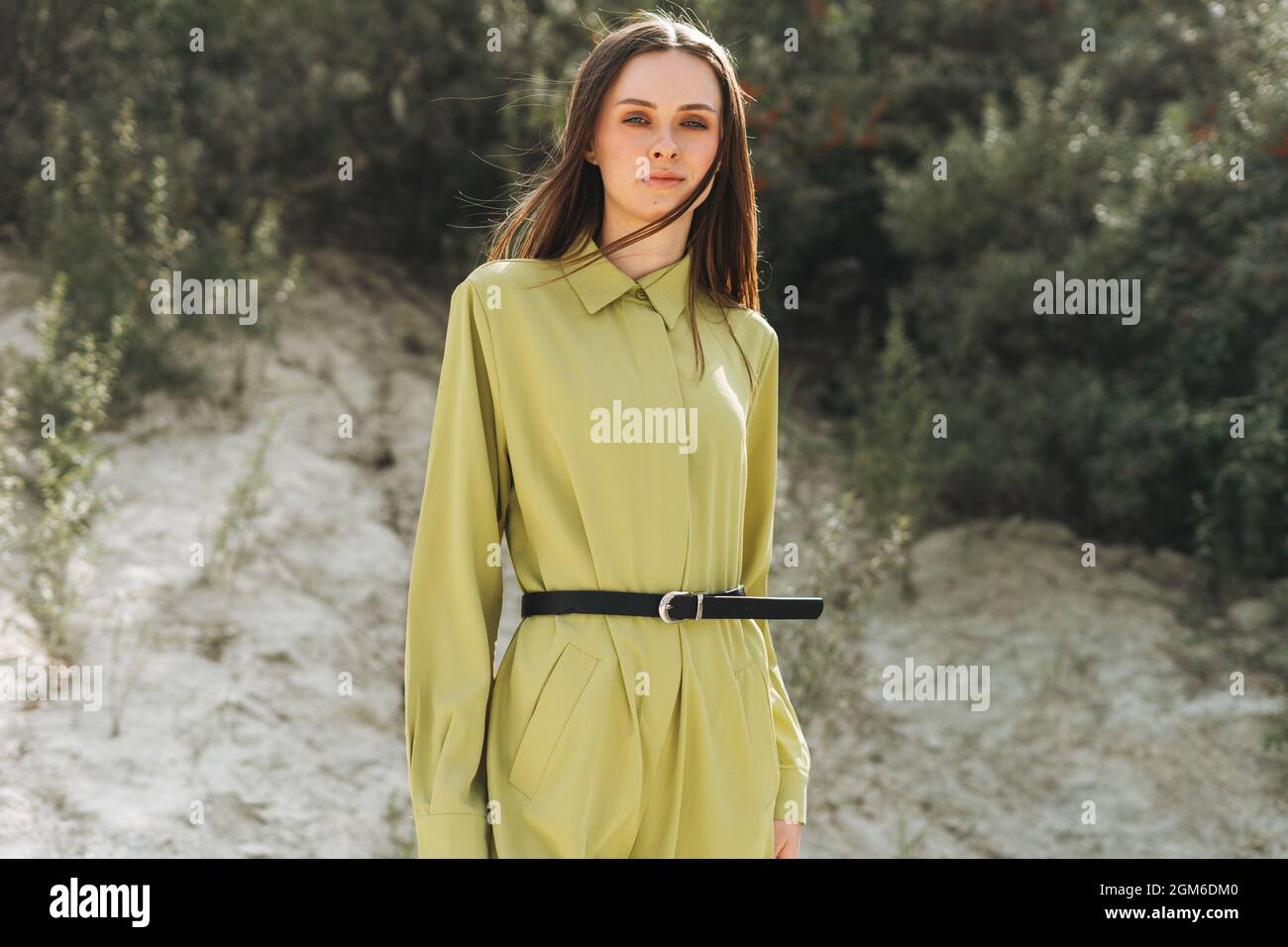 Mode portrait de beauté de la jeune femme avec de longs cheveux dans vert costume organique à l'extérieur Banque D'Images