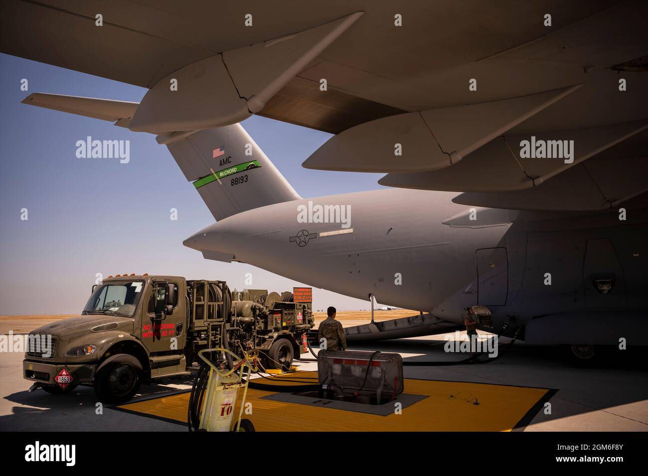 Un C-17 Globemaster III de la US Air Force, de la base aérienne de McChord, à Washington, est ravitaillé en carburant par des aviateurs du 60e Escadron de préparation logistique et du 62e Escadron de maintenance d'aéronefs, le 25 août 2021, sur la ligne de vol à la base aérienne de Travis, en Californie. Le McChord C-17 s'est arrêté alors qu'il était en route vers un lieu non divulgué à l'appui de l'opération alliés refuge pour ramasser des aviateurs et du matériel des 860ème et 660ème AMM. Les deux escadrons de maintenance maintiennent respectivement le prolongateur C-17 et le prolongateur KC-10. La U.S. Air Force, en appui au ministère de la Défense, a déplacé des forces dans le théâtre pour faciliter les s. Banque D'Images