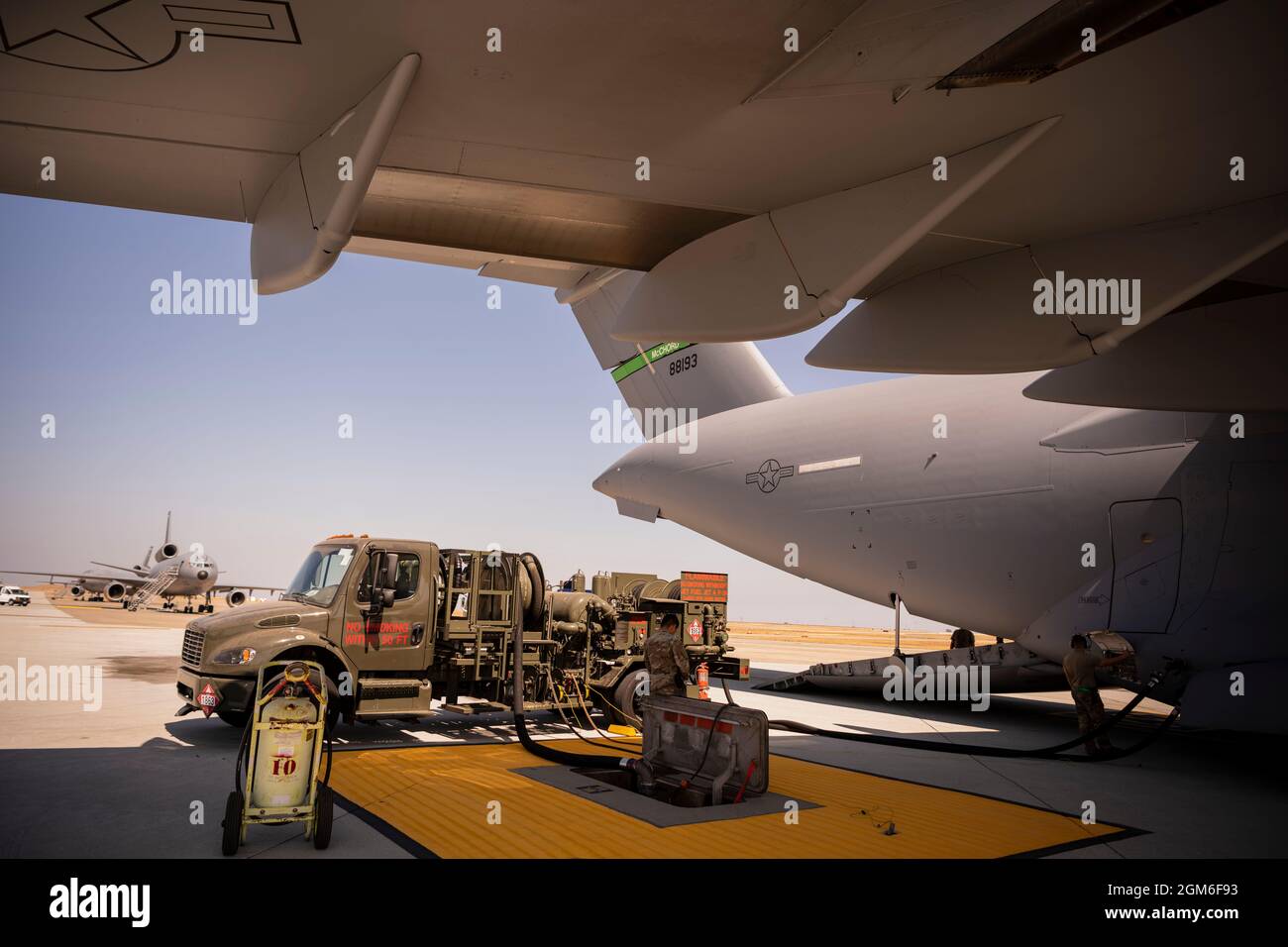 Un C-17 Globemaster III de la US Air Force, de la base aérienne de McChord, à Washington, est ravitaillé en carburant par des aviateurs du 60e Escadron de préparation logistique et du 62e Escadron de maintenance d'aéronefs, le 25 août 2021, sur la ligne de vol à la base aérienne de Travis, en Californie. Le McChord C-17 s'est arrêté alors qu'il était en route vers un lieu non divulgué à l'appui de l'opération alliés refuge pour ramasser des aviateurs et du matériel des 860ème et 660ème AMM. Les deux escadrons de maintenance maintiennent respectivement le prolongateur C-17 et le prolongateur KC-10. La U.S. Air Force, en appui au ministère de la Défense, a déplacé des forces dans le théâtre pour faciliter les s. Banque D'Images