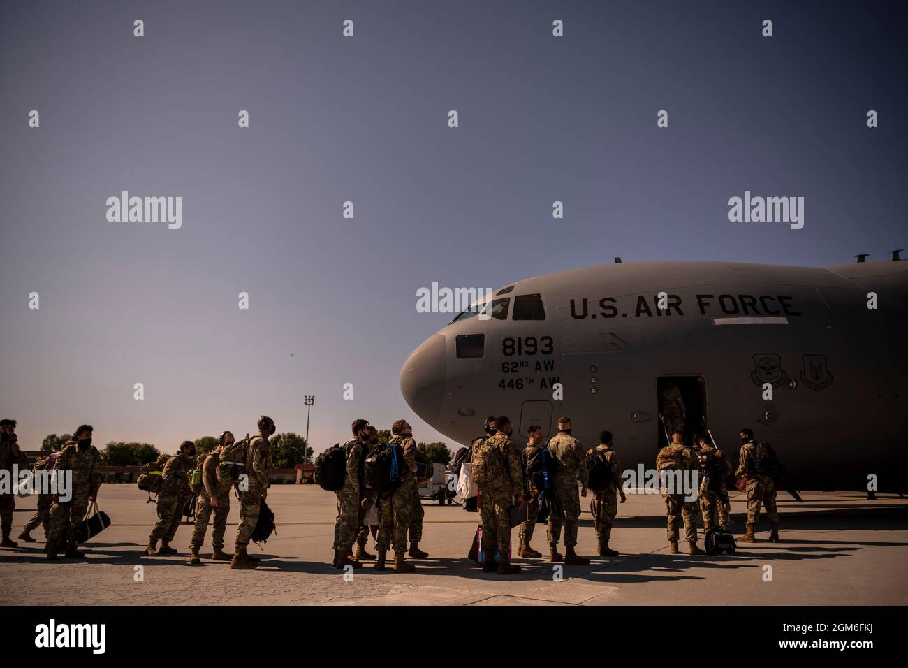 Des aviateurs américains du 860e et 660e Escadron de maintenance d'aéronefs embarquent à bord d'un C-17 Globemaster III de la base aérienne de McChord, Washington, le 25 août 2021, sur la ligne de vol de la base aérienne de Travis, en Californie. Le McChord C-17 s'est arrêté alors qu'il était en route vers un lieu non divulgué à l'appui de l'opération alliés refuge pour ramasser des aviateurs et du matériel des 860ème et 660ème AMM. Les deux escadrons de maintenance maintiennent respectivement le prolongateur C-17 et le prolongateur KC-10. La U.S. Air Force, en appui au ministère de la Défense, a déplacé ses forces dans le théâtre pour faciliter le départ et la réinstallation en toute sécurité des citoyens américains, Banque D'Images