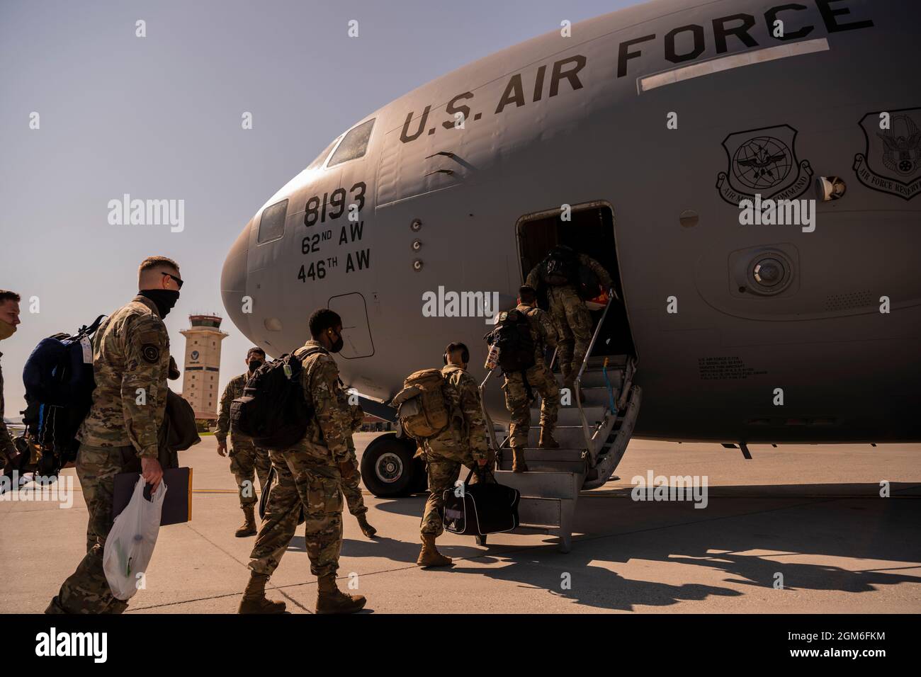 Des aviateurs américains du 860e et 660e Escadron de maintenance d'aéronefs embarquent à bord d'un C-17 Globemaster III de la base aérienne de McChord, Washington, le 25 août 2021, sur la ligne de vol de la base aérienne de Travis, en Californie. Le McChord C-17 s'est arrêté alors qu'il était en route vers un lieu non divulgué à l'appui de l'opération alliés refuge pour ramasser des aviateurs et du matériel des 860ème et 660ème AMM. Les deux escadrons de maintenance maintiennent respectivement le prolongateur C-17 et le prolongateur KC-10. La U.S. Air Force, en appui au ministère de la Défense, a déplacé ses forces dans le théâtre pour faciliter le départ et la réinstallation en toute sécurité des citoyens américains, Banque D'Images