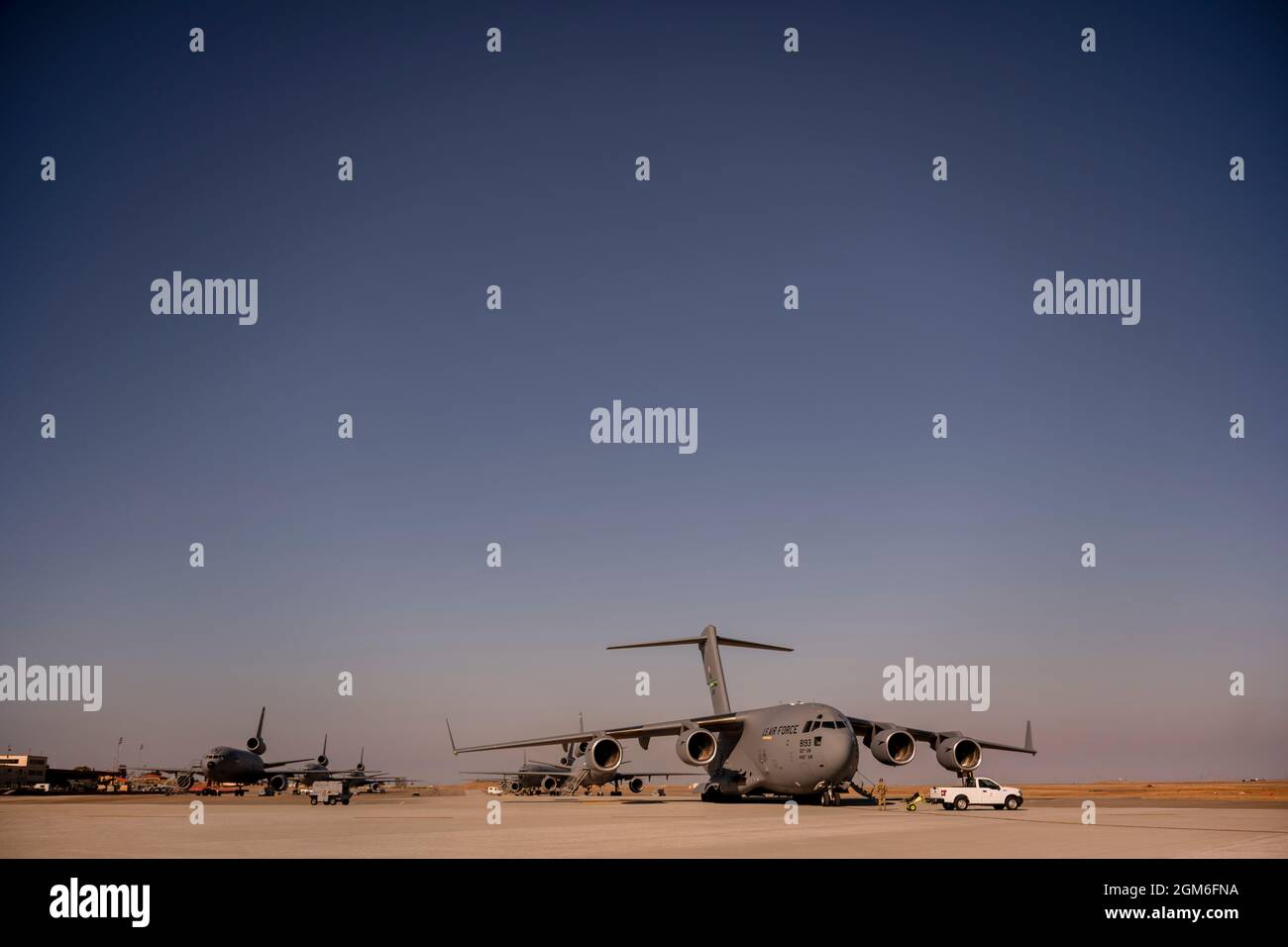 Une US Air Force C-17 Globemaster III de la base aérienne de McChord, Washington, se prépare au décollage le 25 août 2021 sur la ligne de vol de Travis AFB, Californie. Le McChord C-17 s'est arrêté alors qu'il était en route vers un lieu non divulgué à l'appui de l'opération alliés refuge pour ramasser des aviateurs et du matériel des 860ème et 660ème AMM. Les deux escadrons de maintenance maintiennent respectivement le prolongateur C-17 et le prolongateur KC-10. La U.S. Air Force, en appui au ministère de la Défense, a déplacé ses forces dans le théâtre pour faciliter le départ et la réinstallation en toute sécurité des citoyens américains, les bénéficiaires de visas spéciaux d'immigration, Banque D'Images