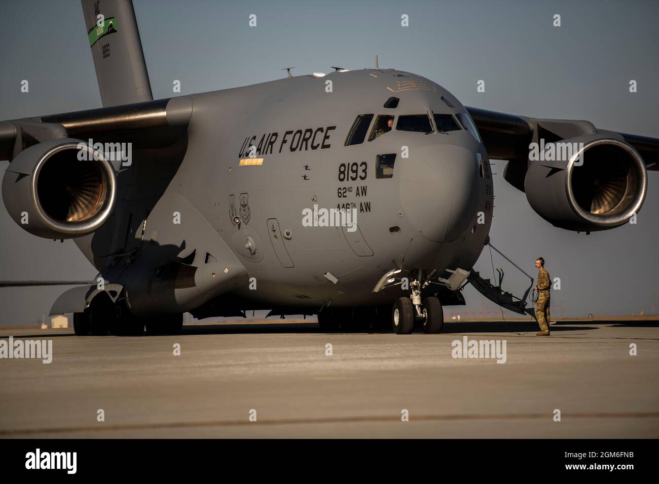 Une US Air Force C-17 Globemaster III de la base aérienne de McChord, Washington, se prépare au décollage le 25 août 2021 sur la ligne de vol de Travis AFB, Californie. Le McChord C-17 s'est arrêté alors qu'il était en route vers un lieu non divulgué à l'appui de l'opération alliés refuge pour ramasser des aviateurs et du matériel des 860ème et 660ème AMM. Les deux escadrons de maintenance maintiennent respectivement le prolongateur C-17 et le prolongateur KC-10. La U.S. Air Force, en appui au ministère de la Défense, a déplacé ses forces dans le théâtre pour faciliter le départ et la réinstallation en toute sécurité des citoyens américains, les bénéficiaires de visas spéciaux d'immigration, Banque D'Images