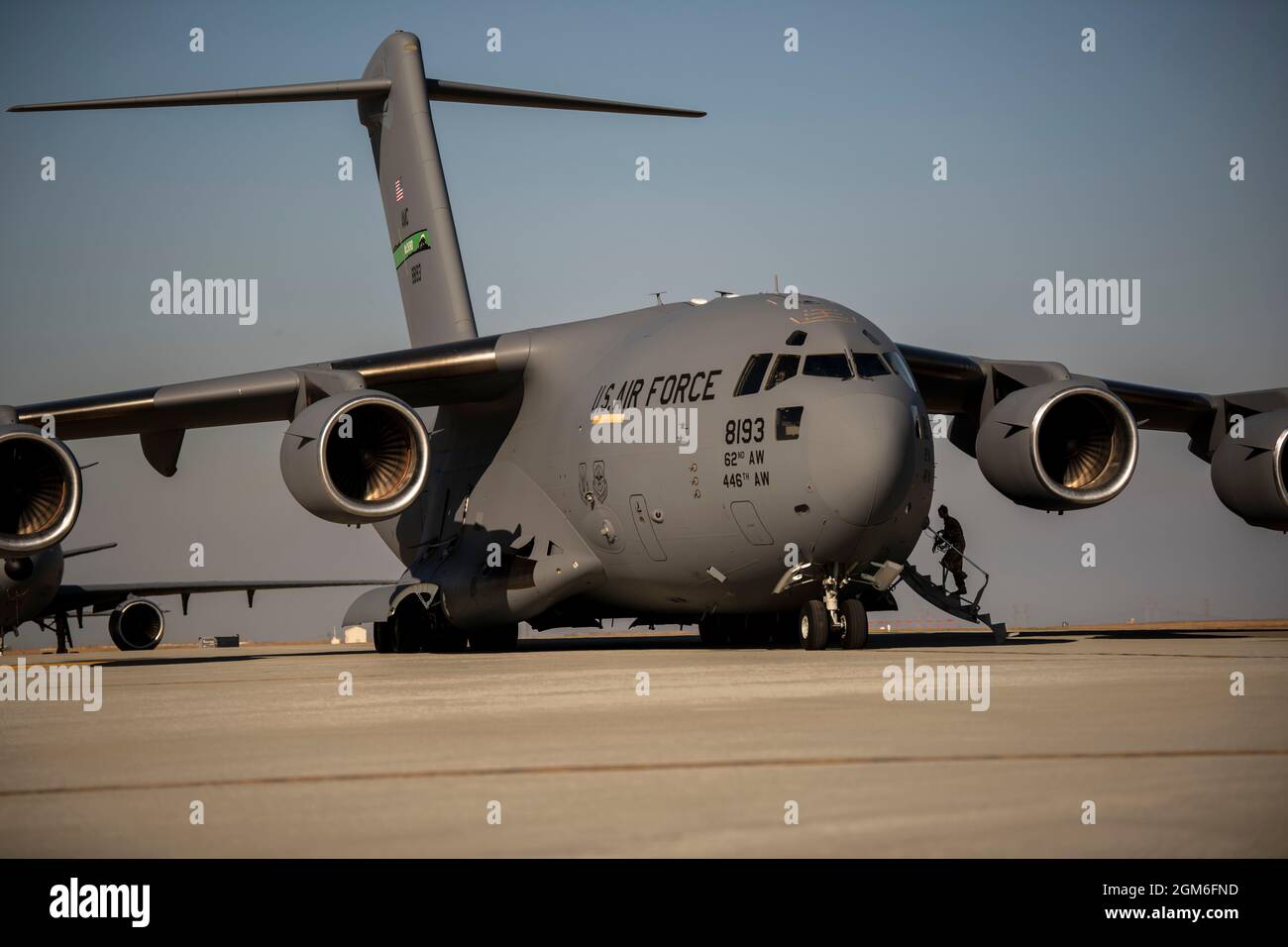 Une US Air Force C-17 Globemaster III de la base aérienne de McChord, Washington, se prépare au décollage le 25 août 2021 sur la ligne de vol de Travis AFB, Californie. Le McChord C-17 s'est arrêté alors qu'il était en route vers un lieu non divulgué à l'appui de l'opération alliés refuge pour ramasser des aviateurs et du matériel des 860ème et 660ème AMM. Les deux escadrons de maintenance maintiennent respectivement le prolongateur C-17 et le prolongateur KC-10. La U.S. Air Force, en appui au ministère de la Défense, a déplacé ses forces dans le théâtre pour faciliter le départ et la réinstallation en toute sécurité des citoyens américains, les bénéficiaires de visas spéciaux d'immigration, Banque D'Images
