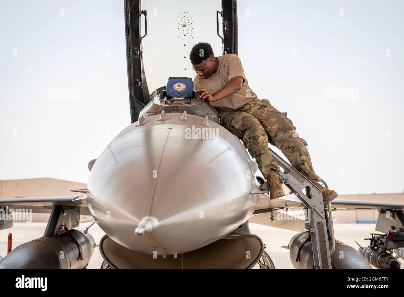 Un chef d'équipage de l'armée de l'air américaine, au 121e Escadron de génération de chasseurs expéditionnaires, effectue une inspection avant le lancement d'un faucon de combat F-16 à la base aérienne de Prince Sultan, Royaume d'Arabie saoudite, le 27 août 2021. En plus du soutien logistique et de la main-d'œuvre, la 378e Escadre expéditionnaire aérienne a fourni la puissance aérienne de combat pour assurer la supériorité aérienne du Commandement central des États-Unis pendant les opérations d'évacuation non combattantes en Afghanistan. (É.-U. Photo de la Force aérienne par le sergent d'état-major. Caleb Pavao) Banque D'Images