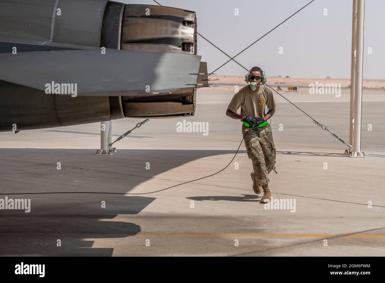 Un chef d'équipage de l'armée de l'air des États-Unis, au 121e Escadron de génération de chasseurs expéditionnaires, remet un drapeau des États-Unis à bord d'un faucon de combat F-16 pour piloter avec le 121e Escadron de chasseurs expéditionnaires à la base aérienne de Prince Sultan, Royaume d'Arabie saoudite, le 27 août 2021. En plus du soutien logistique et de la main-d’œuvre, la 378e Escadre expéditionnaire aérienne a fourni une force aérienne de combat pour assurer la supériorité aérienne du Commandement central des États-Unis pendant les opérations d’évacuation non combattantes en Afghanistan. (É.-U. Photo de la Force aérienne par le sergent d'état-major. Caleb Pavao) Banque D'Images