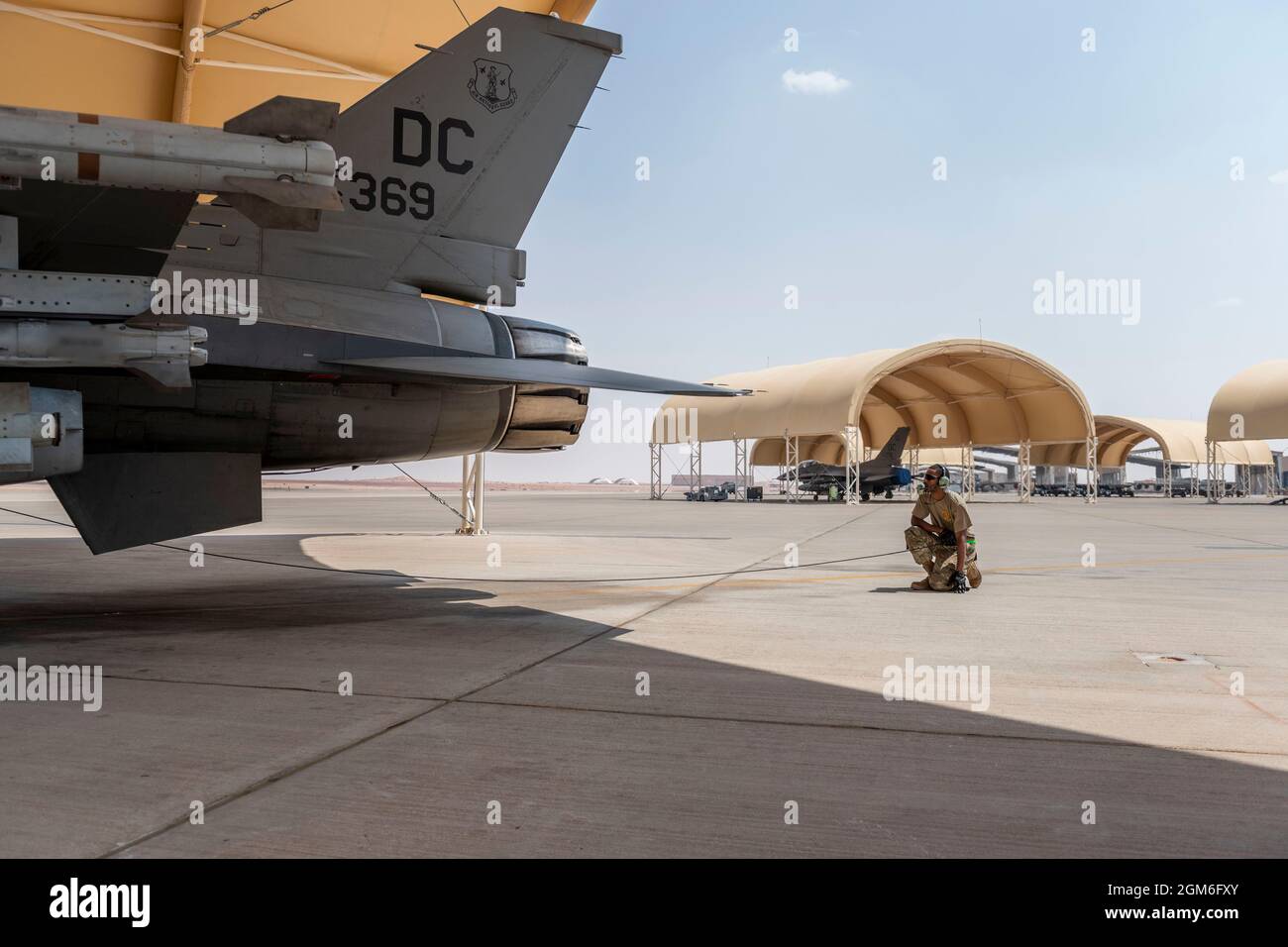 Un chef d'équipage de l'armée de l'air américaine, au 121e Escadron de génération de chasseurs expéditionnaires, effectue une inspection avant le lancement d'un faucon de combat F-16 à la base aérienne de Prince Sultan, Royaume d'Arabie saoudite, le 27 août 2021. En plus du soutien logistique et de la main-d’œuvre, la 378e Escadre expéditionnaire aérienne a fourni une force aérienne de combat pour assurer la supériorité aérienne du Commandement central des États-Unis pendant les opérations d’évacuation non combattantes en Afghanistan. (É.-U. Photo de la Force aérienne par le sergent d'état-major. Caleb Pavao) Banque D'Images