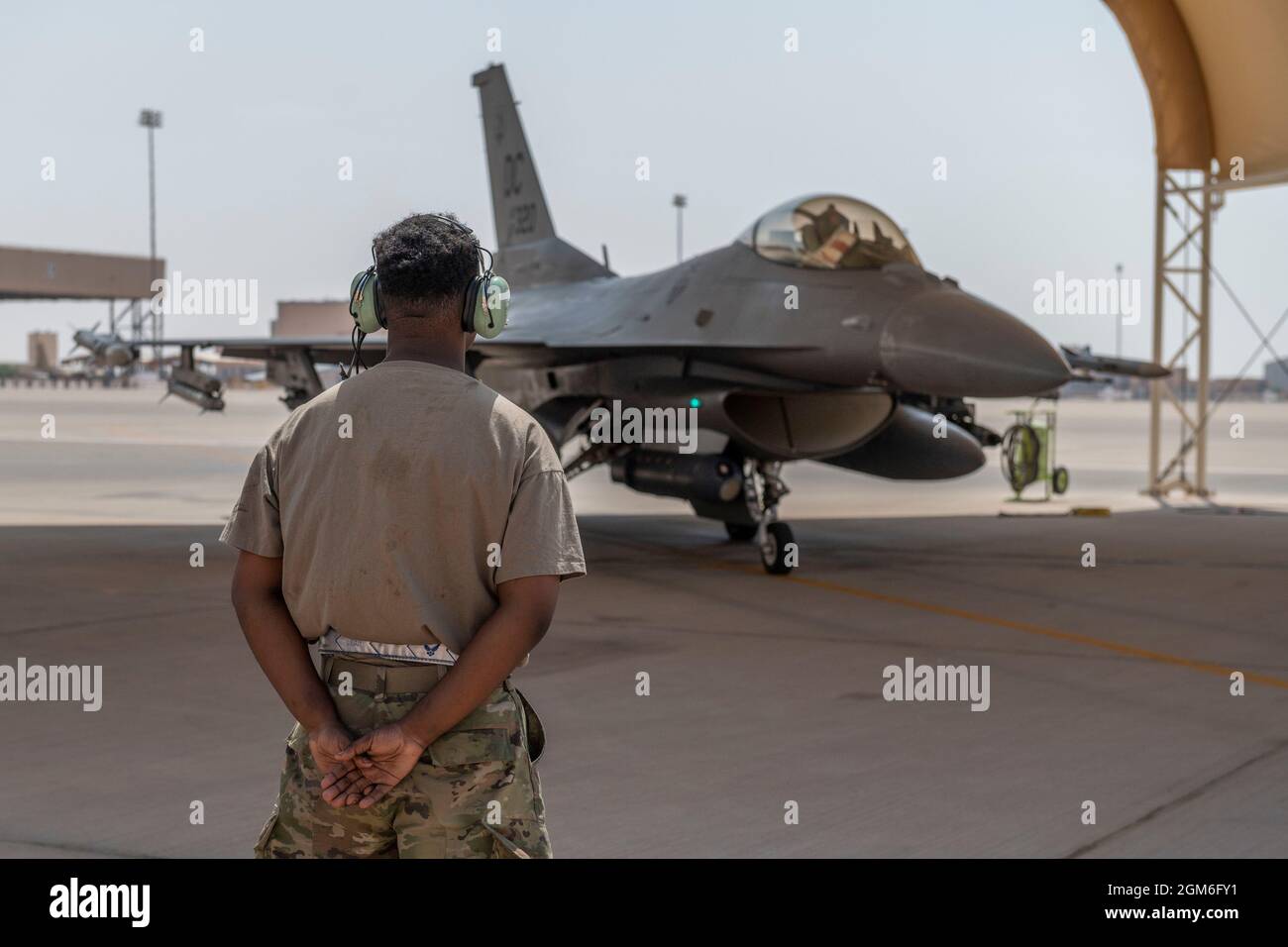 Un chef d'équipage de l'armée de l'air américaine, au 121e Escadron de génération de chasseurs expéditionnaires, effectue une inspection avant le lancement d'un faucon de combat F-16 à la base aérienne de Prince Sultan, Royaume d'Arabie saoudite, le 27 août 2021. En plus du soutien logistique et de la main-d’œuvre, la 378e Escadre expéditionnaire aérienne a fourni une force aérienne de combat pour assurer la supériorité aérienne du Commandement central des États-Unis pendant les opérations d’évacuation non combattantes en Afghanistan. (É.-U. Photo de la Force aérienne par le sergent d'état-major. Caleb Pavao) Banque D'Images
