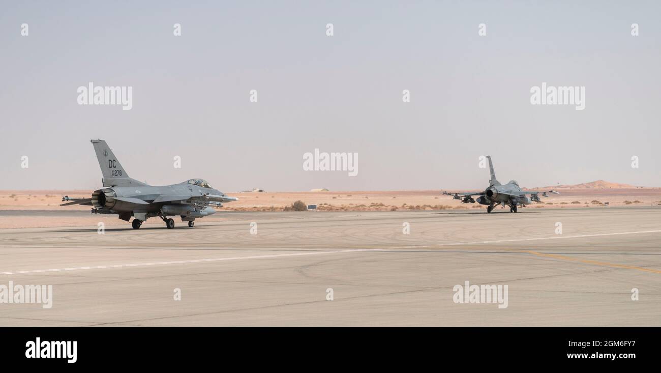 Deux F-16 Fighting Falcons taxi en préparation pour le décollage en Afghanistan à la base aérienne de Prince Sultan, Royaume d'Arabie saoudite, 27 août 2021. En plus du soutien logistique et de la main-d’œuvre, la 378e Escadre expéditionnaire aérienne a fourni une force aérienne de combat pour assurer la supériorité aérienne du Commandement central des États-Unis pendant les opérations d’évacuation non combattantes en Afghanistan. (É.-U. Photo de la Force aérienne par le sergent d'état-major. Caleb Pavao) Banque D'Images