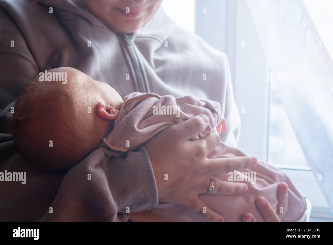 Mère tenant bébé dans les mains. Vue de dessus. Banque D'Images