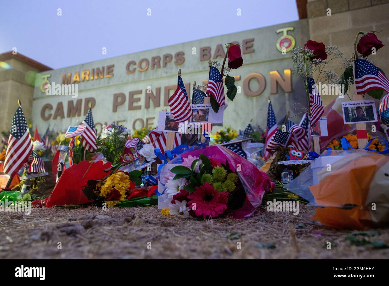 Des fleurs, des drapeaux et des messages en souvenir des membres du service américain tombés sont assis à l'extérieur de la porte principale du camp de base du corps des Marines Pendleton, Californie, le 3 septembre 2021. Les membres du service et les familles de Pendleton ont construit le monument commémoratif en l'honneur de 13 membres du service qui sont morts le 26 août lors d'une attaque à l'aéroport international Hamid Karzaï de Kaboul, en Afghanistan. (É.-U. Photo du corps marin par Cpl. Andrew Cortez) Banque D'Images