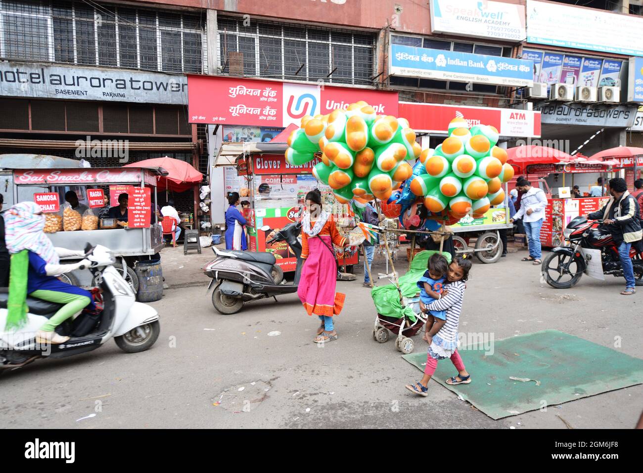 Ballons drapeau indien vendus pour la fête de l'indépendance à Pune, Inde. Banque D'Images
