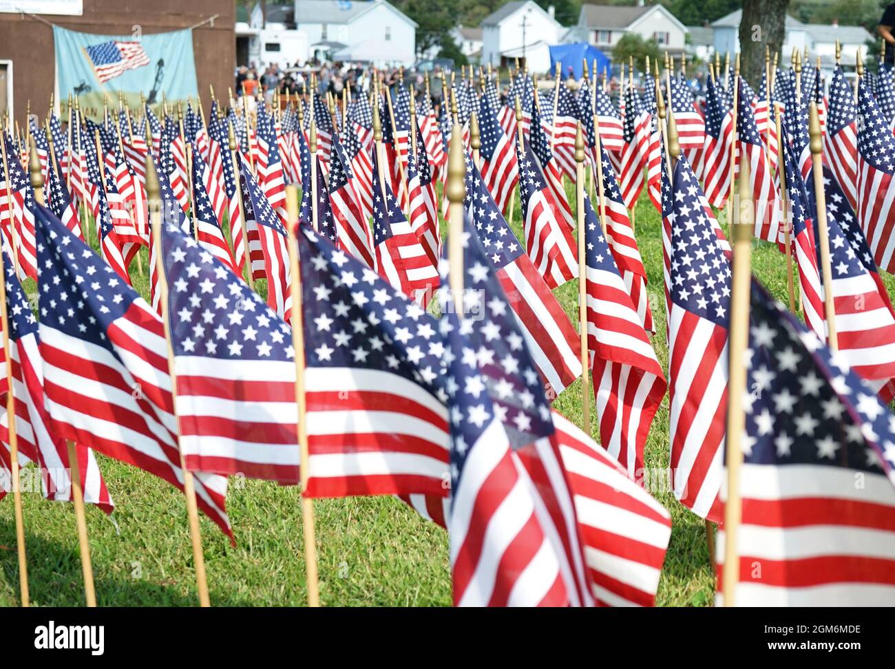 Les drapeaux américains se branlaient dans le vent avant la Jessup Hose Company numéro 2, alors que les cavaliers se préparent pour le 14e Sgt annuel. Jan Argonish, le 12 septembre 2021. L'événement réunit des amis, des membres de la famille et d'autres membres du service, pour honorer l'héritage d'Argonish, qui a été tué en Afghanistan en 2007 alors qu'il était au service de la Garde nationale de Pennsylvanie (États-Unis) Photo de l'armée par le Sgt. Matthew Keeler de première classe). Banque D'Images