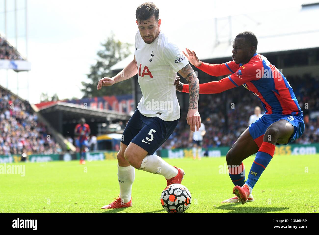 LONDRES, ANGLETERRE - 11 SEPTEMBRE 2021 : Pierre-Emile Kordt Hojbjerg de Tottenham et Tyrick Kwon Mitchell de Palace photographié lors du match de la première ligue 4 de 2021/22 entre Crystal Palace FC et Tottenham Hotspur FC à Selhurst Park. Copyright: Cosmin Iftode/Picstaff Banque D'Images