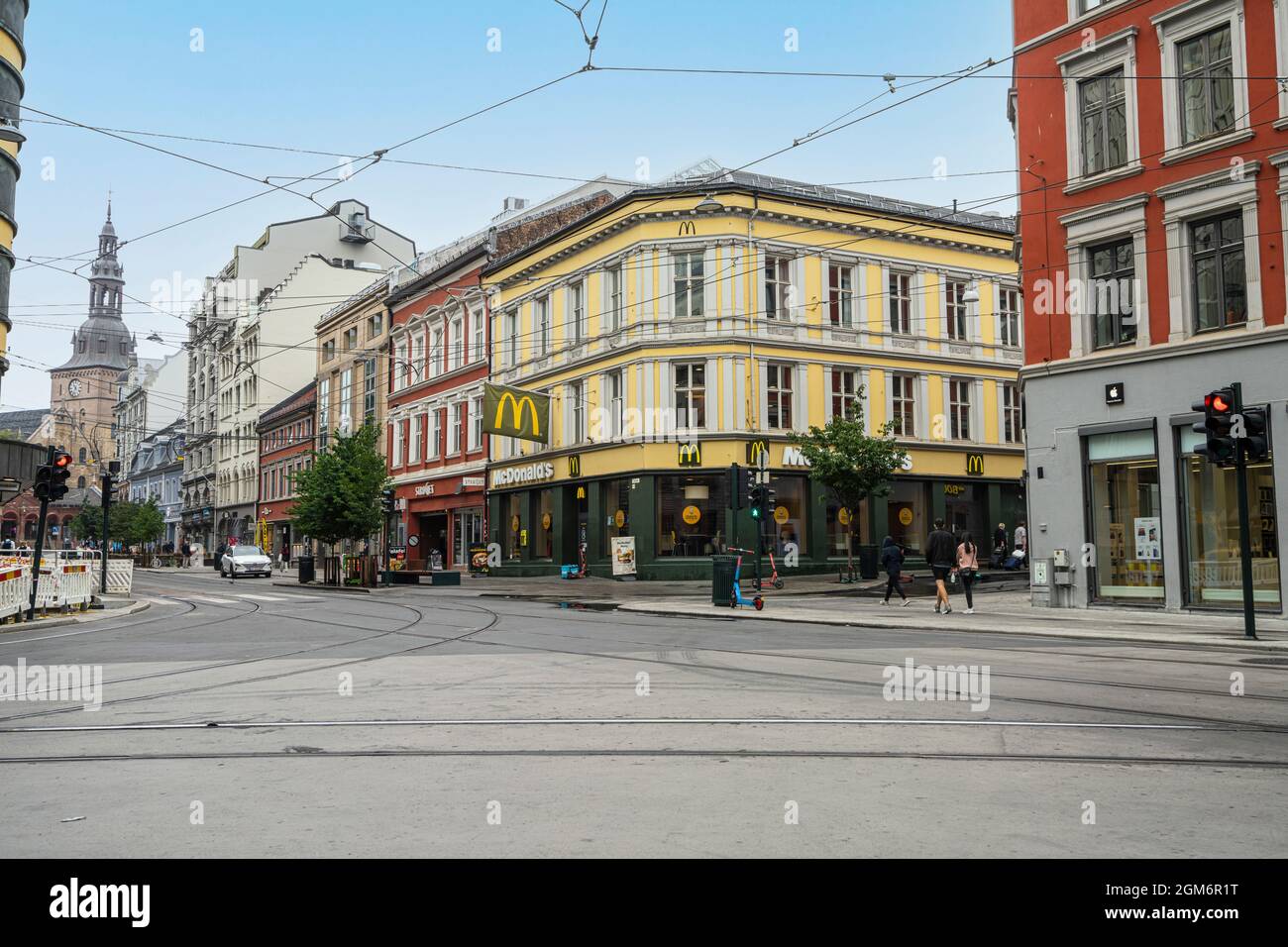 Oslo, Norvège. Septembre 2021. Vue sur l'outdorr d'un restaurant de restauration rapide Mc Donald dans le centre-ville Banque D'Images