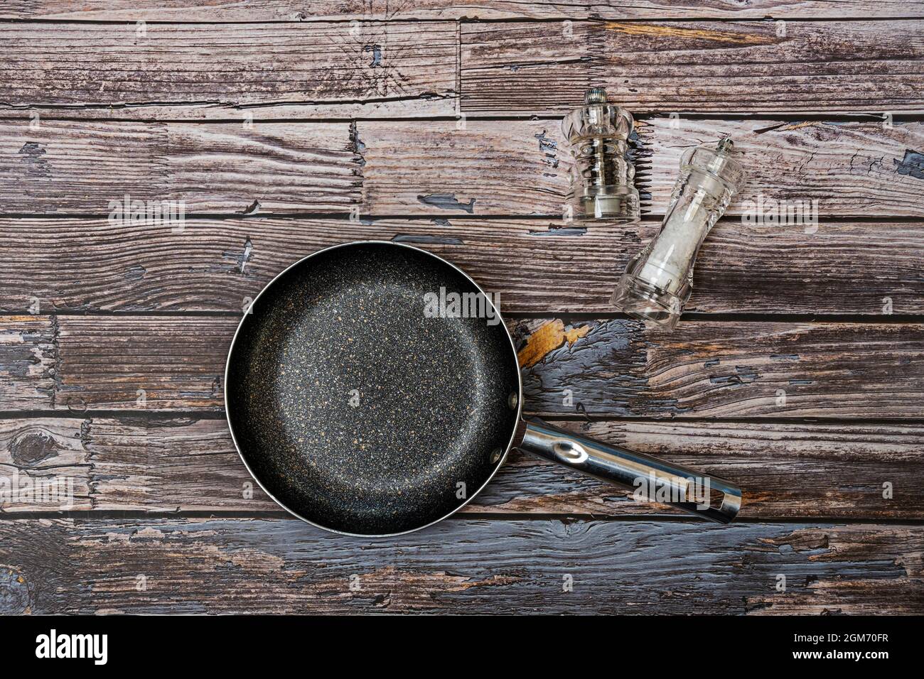 plateau recouvert d'aluminium avec salière sur table en bois Banque D'Images