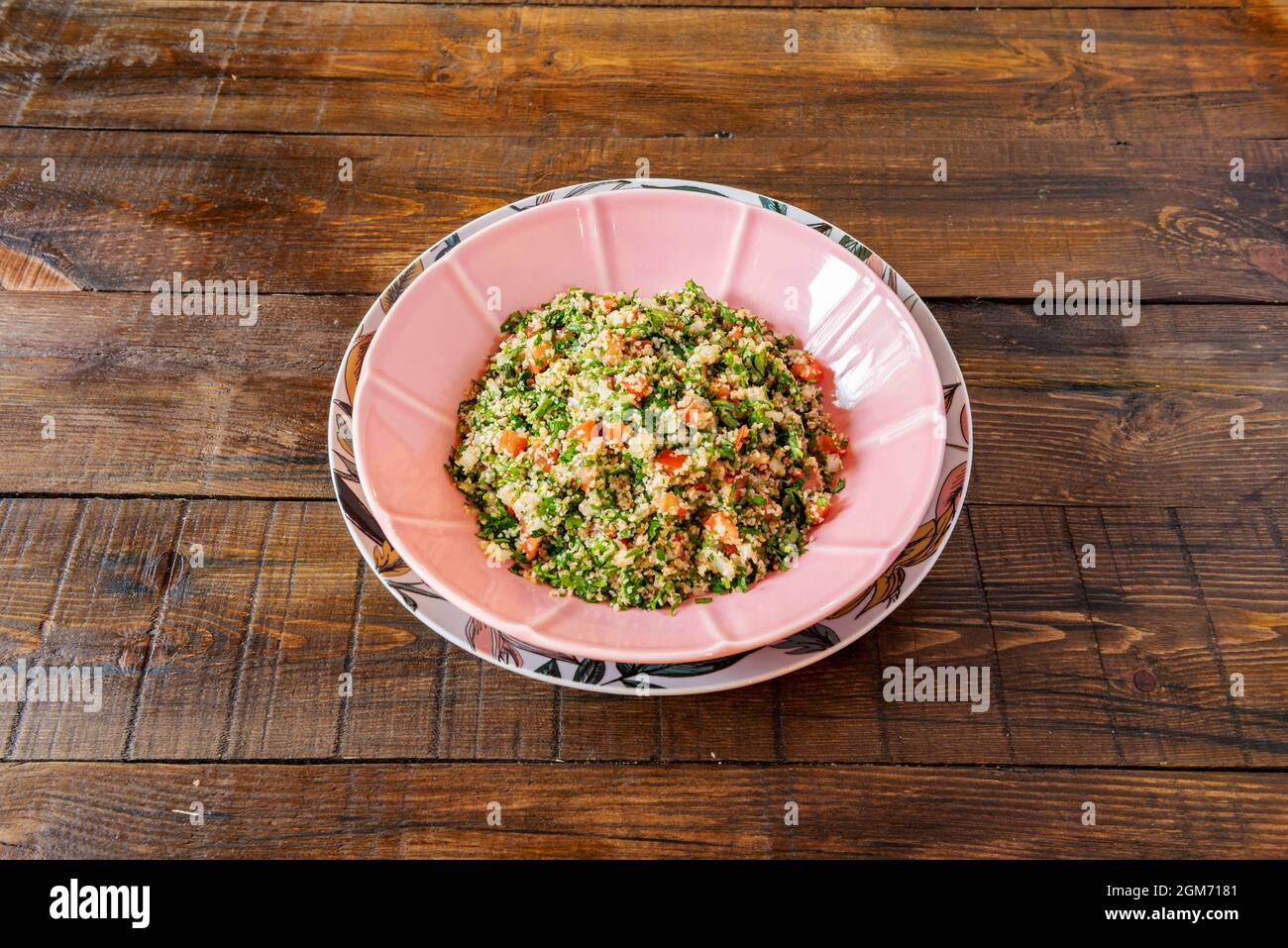 Recette marocaine pour tabule de couscous avec légumes hachés et huile d'olive Banque D'Images