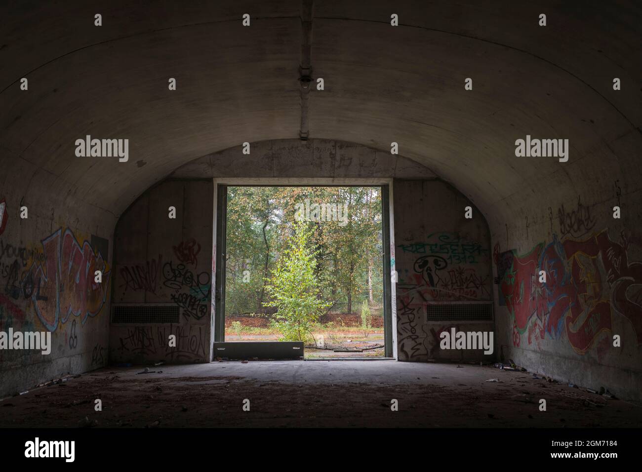 Intérieur des bunkers de munitions allemandes abandonnés utilisés pendant la guerre froide en Belgique Banque D'Images