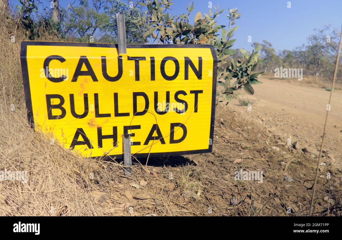 Attention Bulldshut devant le panneau d'avertissement de l'état des routes, Nathan River Road, East Arnhem Land, territoire du Nord, Australie Banque D'Images