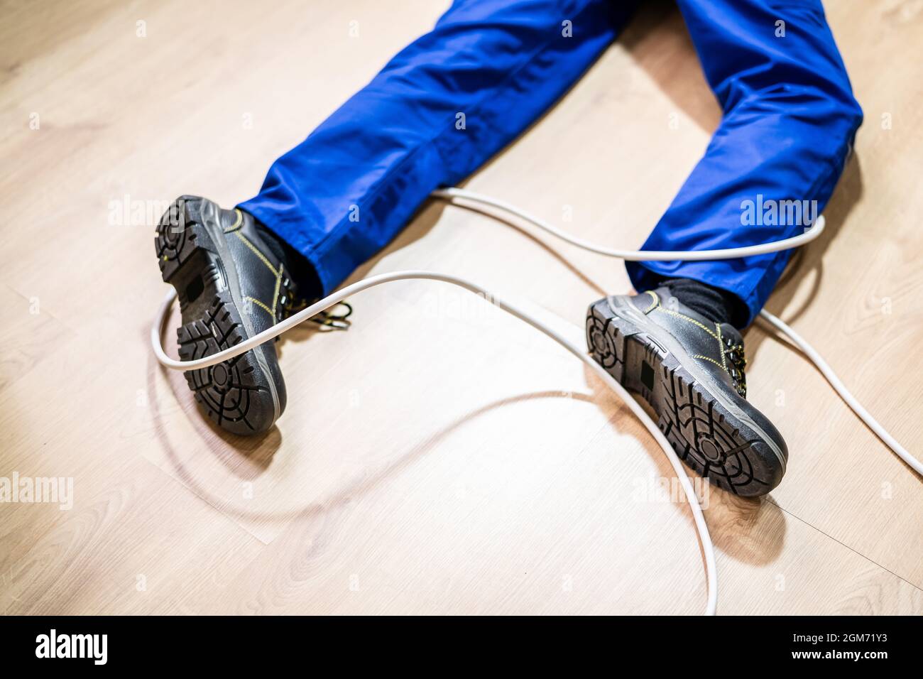 Blessure causée par un homme électricien. Indemnisation en cas d'accident avec glissade et chute Banque D'Images