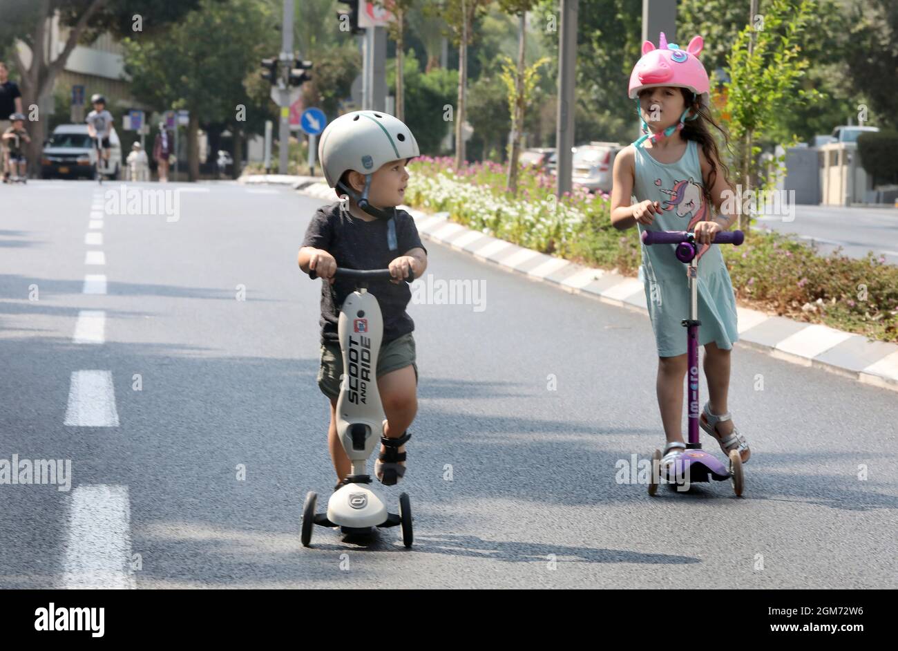 Tel Aviv, Israël. 16 septembre 2021. Les enfants se promènent sur une route sur Yom Kippour, ou « la journée des Expiations », à tel Aviv, Israël, le 16 septembre 2021. Yom Kippour est un temps pour les Juifs de se réfléchir et de se repentir. Traditionnellement, les Juifs jeûnent de nos jours et assurent des services intenses dans les synagogues la plupart du temps. Credit: Gideon Markowicz/JINI via Xinhua/Alay Live News Banque D'Images
