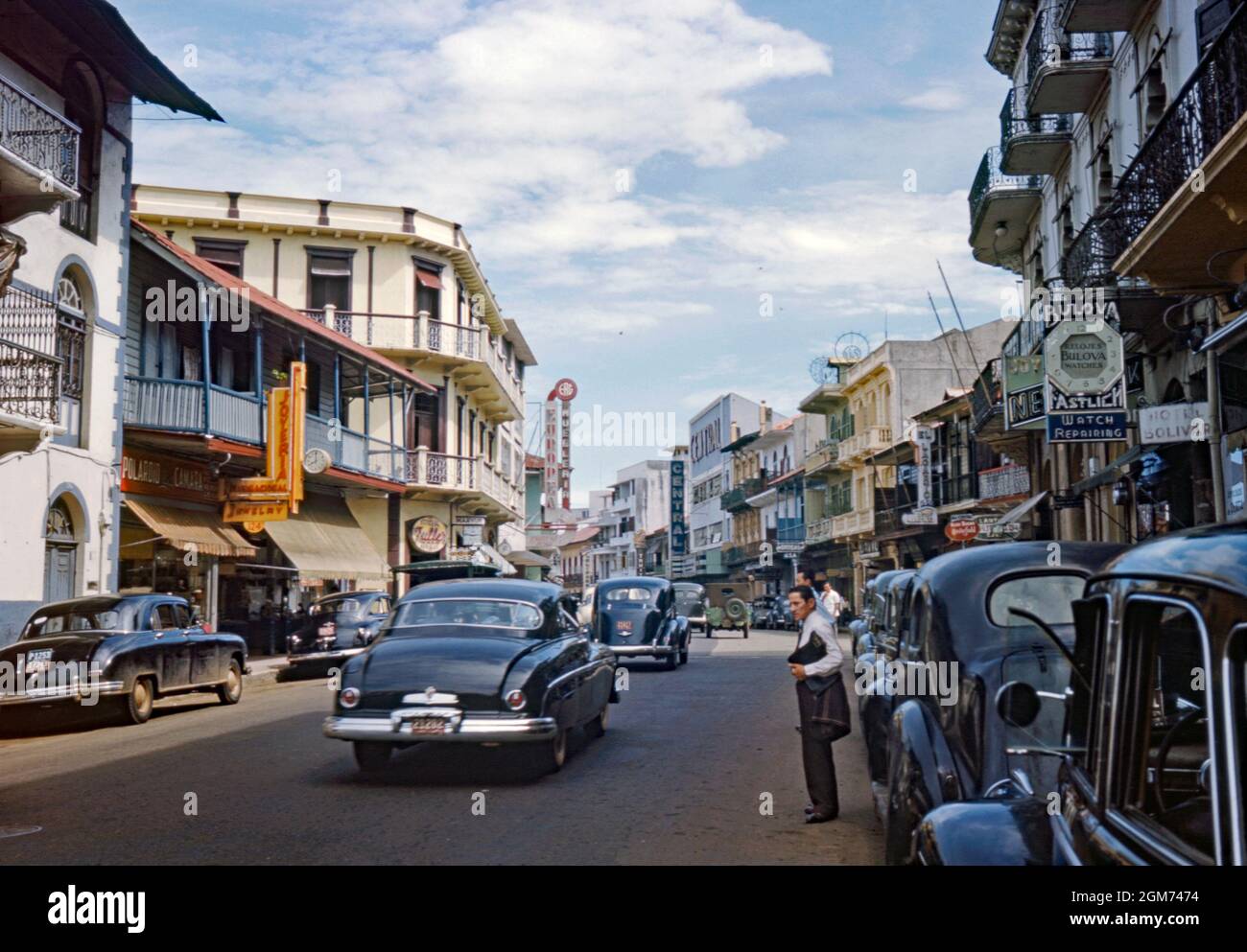 Scène de rue sur AV (Avenida) Central, Calidonia, centre-ville de Panama  City, la capitale de Panama, l'Amérique centrale en 1961. Les enseignes de  magasin sont un mélange d'espagnol et d'anglais – un