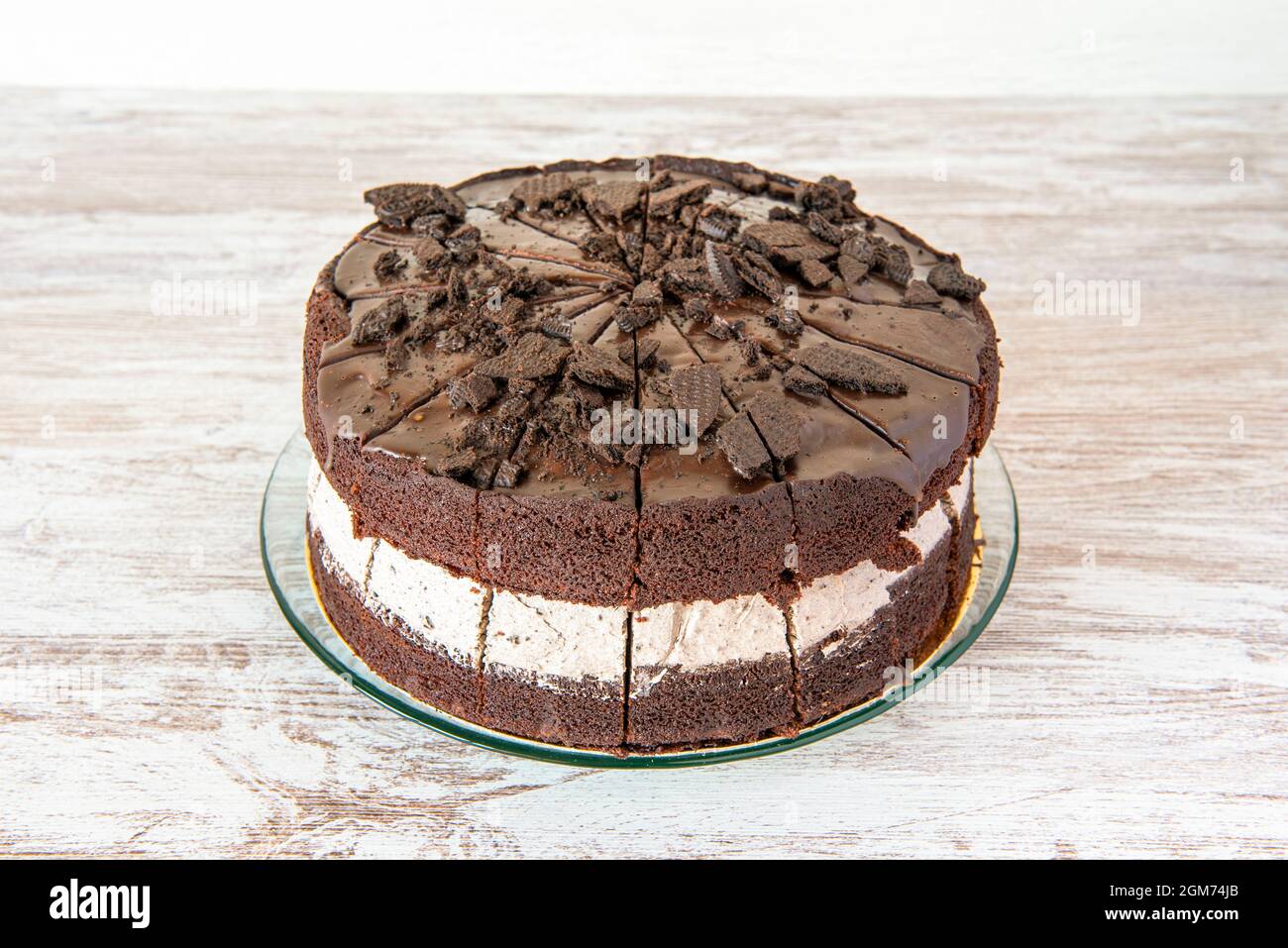 Gâteau au chocolat avec biscuits hachés sur une table en bois Banque D'Images