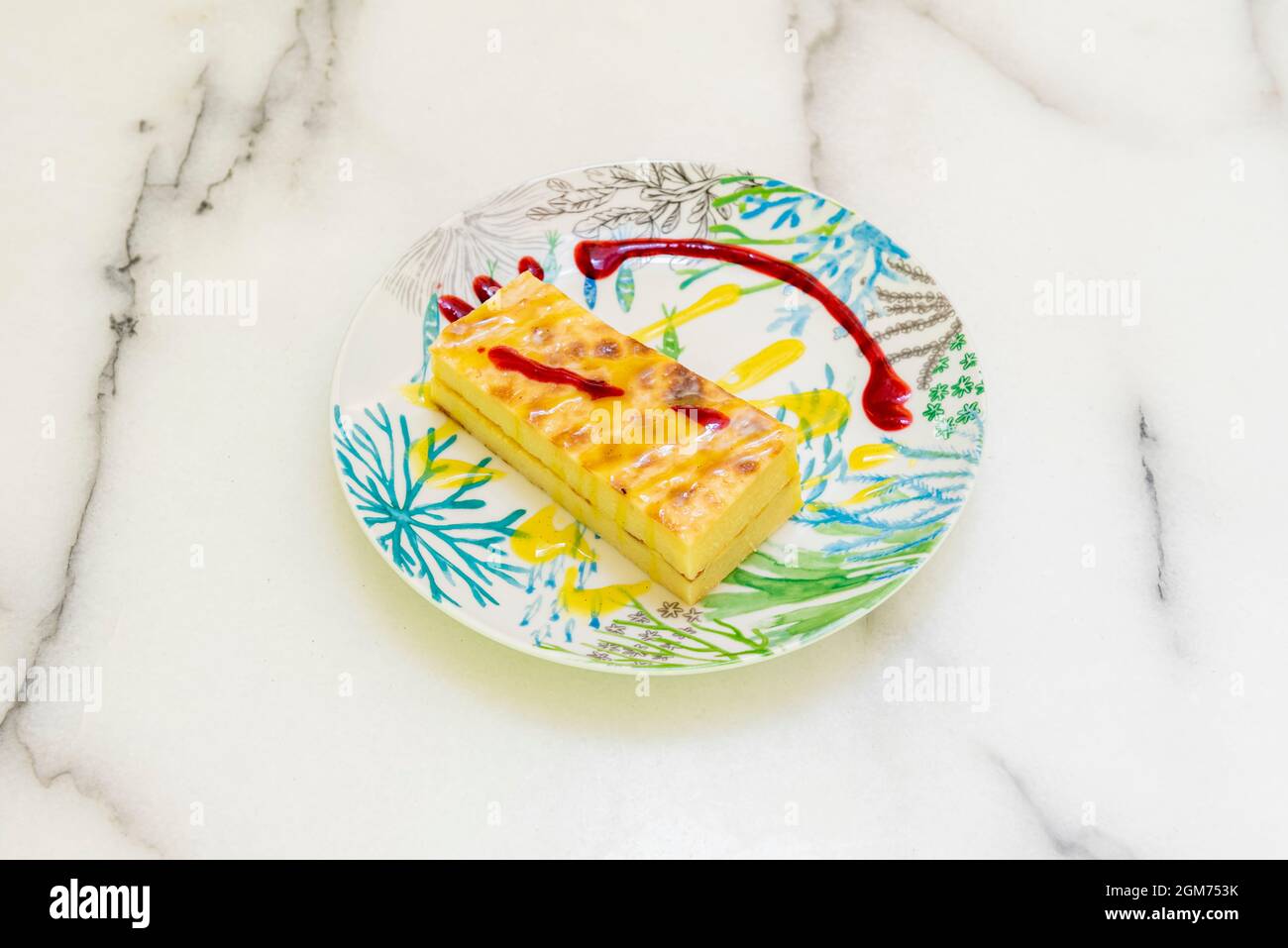 Délicieux gâteau latin au manioc avec sirop de fraise et de citron Banque D'Images