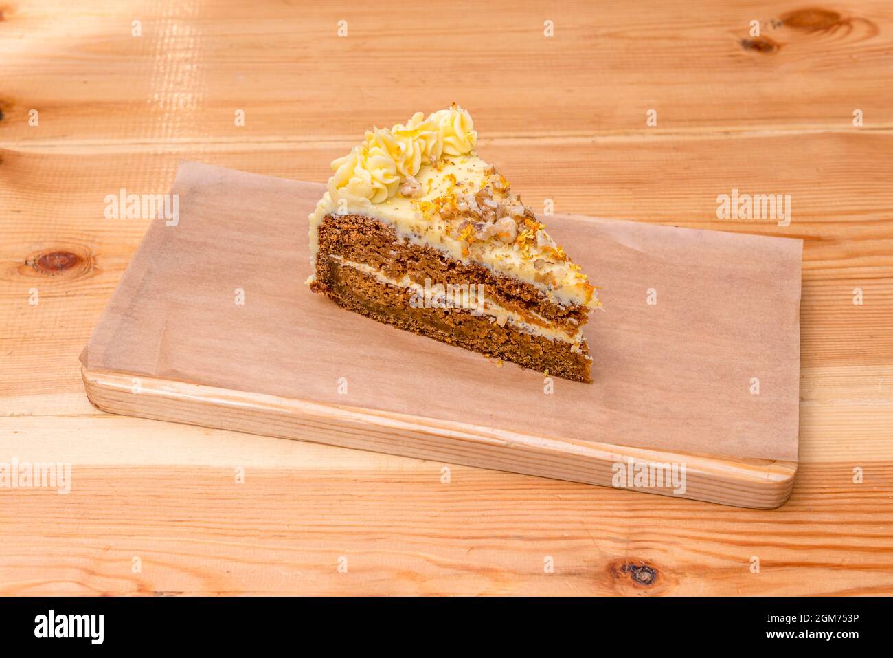 Portion De Gateau Industriel De Carotte Avec Une Apparence Delicieuse Avec Creme Fouettee Et Zeste De Carotte Et Noix Sur Le Dessus Photo Stock Alamy