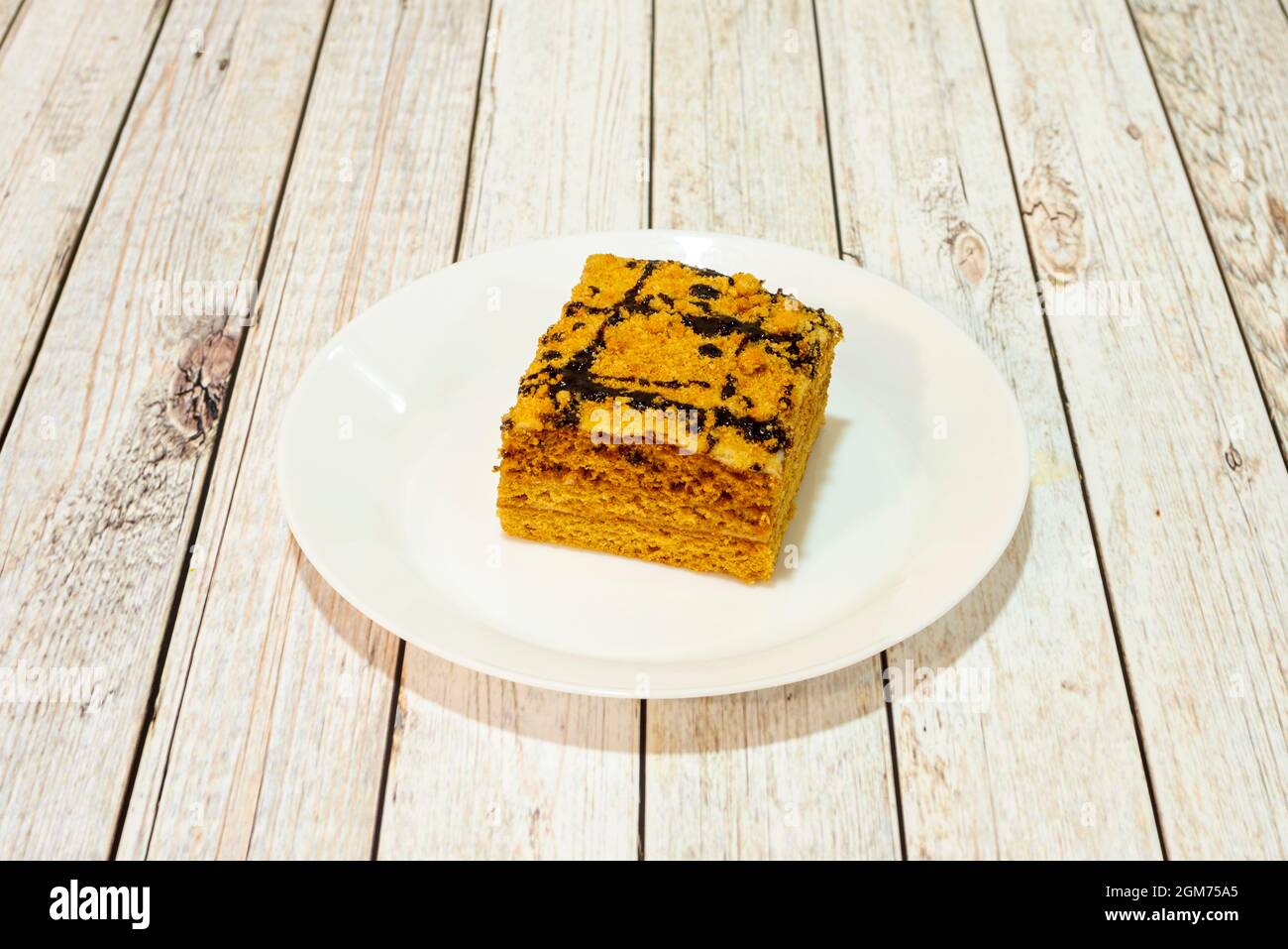 Portion Carree De Gateau Au Chocolat Mikado Sur Une Assiette Blanche Photo Stock Alamy