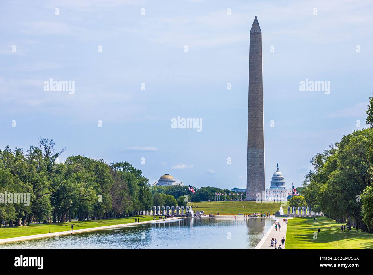 Reflet du Washington Monument dans le Reflecting Pool avec le Capitole des États-Unis Washington, DC Banque D'Images