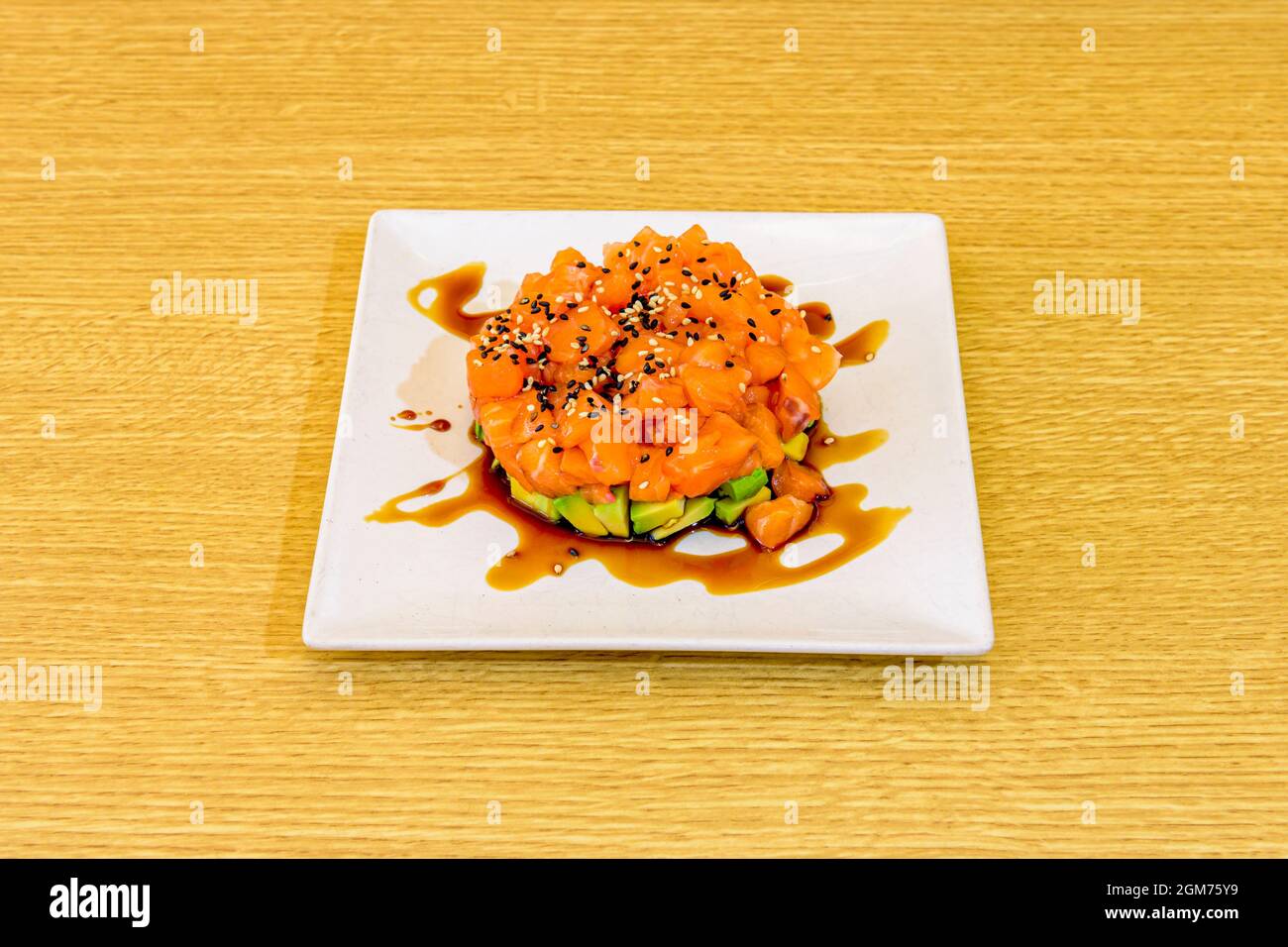 Tartare de saumon norvégien mariné avec avocat mexicain mûr, graines de