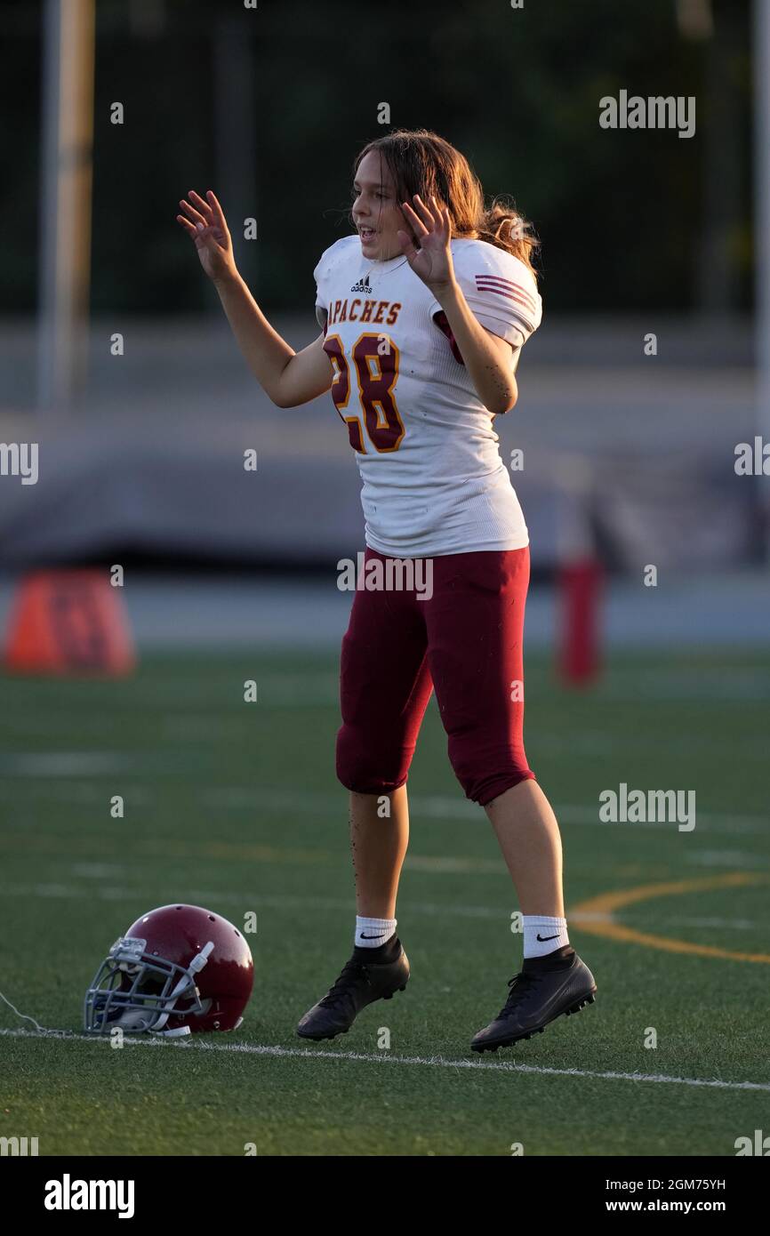 Arcadia Apaches kicker Victoria Kenworthy (28) s'étire lors d'un match de football d'école secondaire contre la salle Spartans, le jeudi 16 septembre 2021, en Pa Banque D'Images