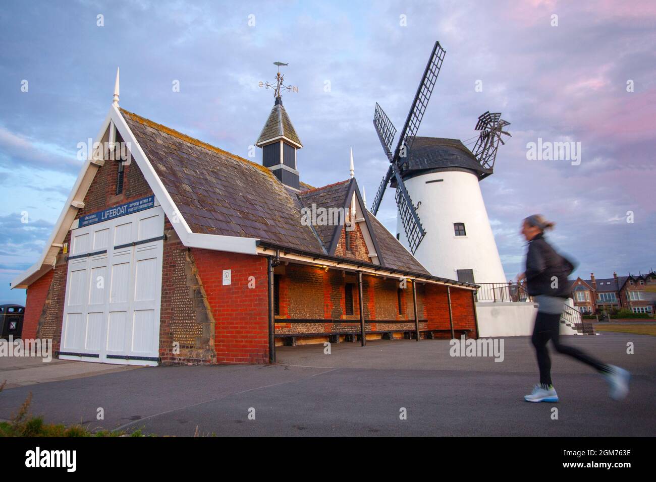 Lytham St Annes. Météo au Royaume-Uni : 17 septembre 2021. Météo au Royaume-Uni : commencez la journée par des vents légers tandis que les habitants de la région s'exerceront en toute légèreté sur la promenade du front de mer. Les moulins à vent sont présents dans l'histoire de Lytham depuis des centaines d'années. En 1805, Richard Cookson a demandé et obtenu un bail du Squire pour une parcelle de terrain sur laquelle construire une «milne venteuse». Plus tard, en 1860, lorsque les maisons prestigieuses de la région ont été construites, les résidents ont considéré le moulin à vent comme une « nuisance industrielle » crédit; MediaWorldImages/AlamyLiveNews Banque D'Images