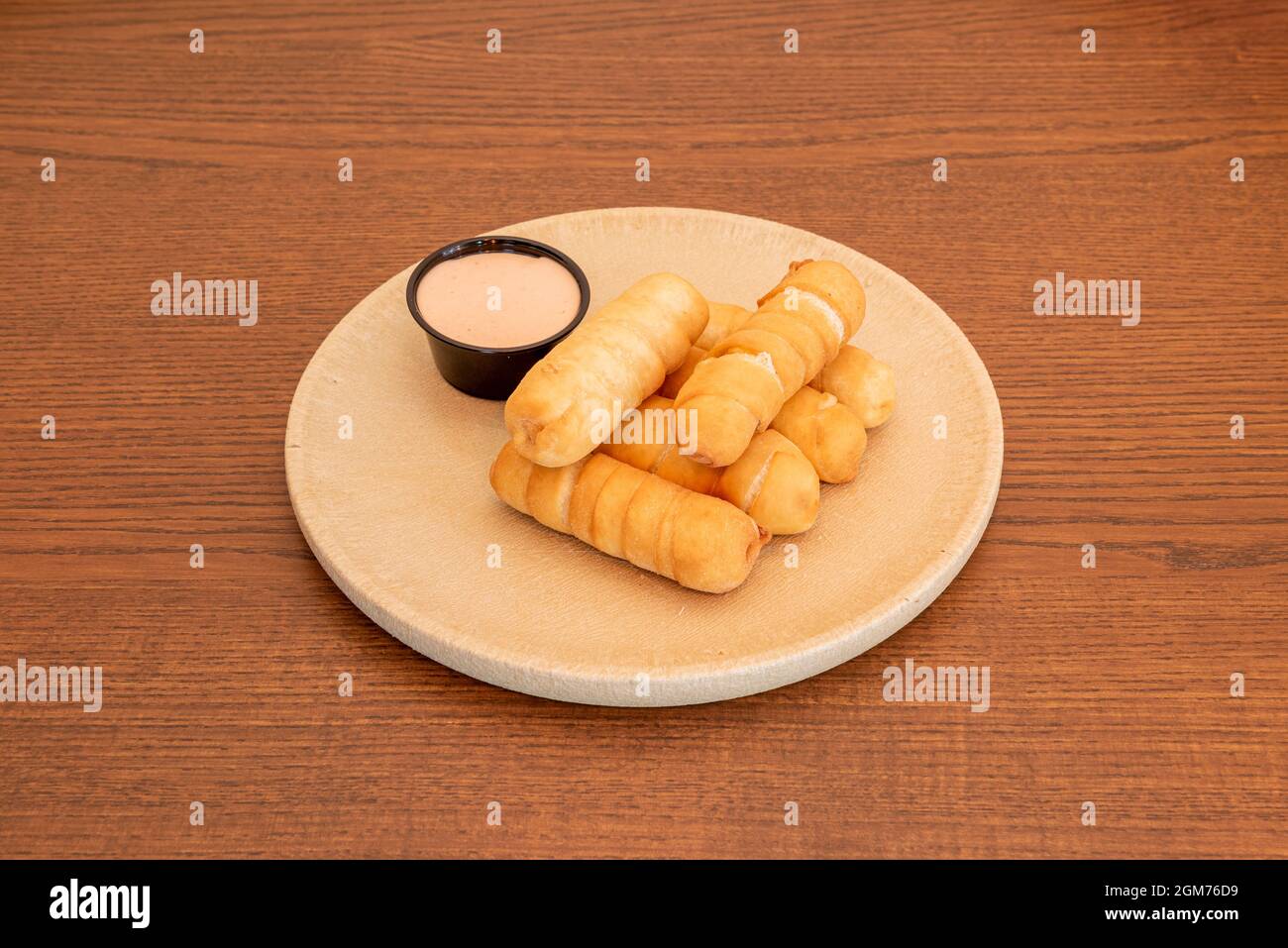 Des tequeños typiques du venezuela frits farcis avec du jambon et du fromage pour le petit déjeuner avec un café Banque D'Images
