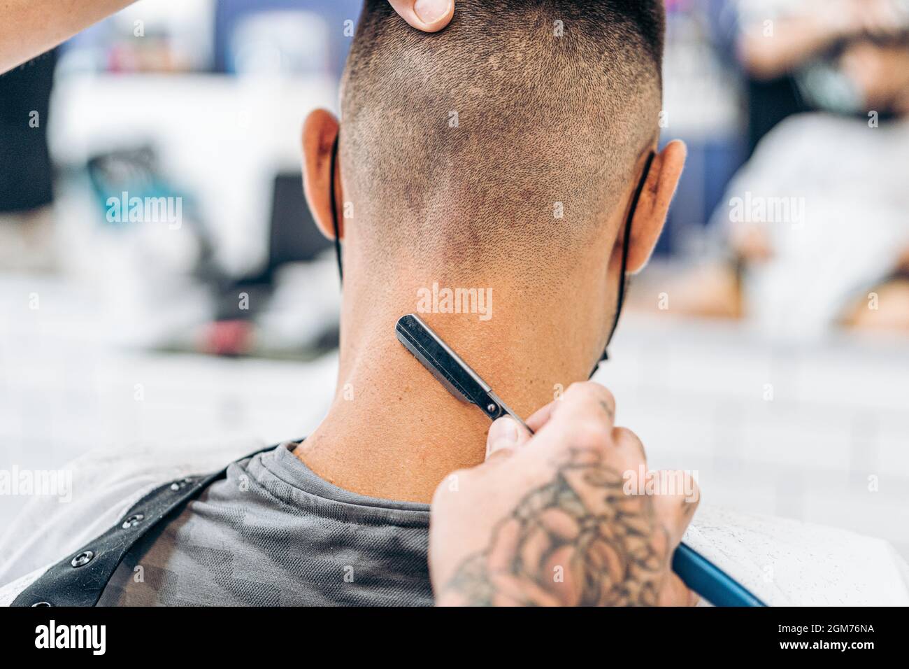 Main d'un barbier se raser les cheveux de la nuque d'un homme à l'aide d'un  rasoir Photo Stock - Alamy