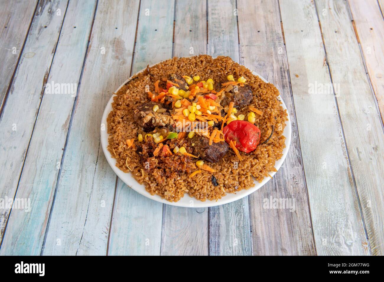 Plat africain du sénégal avec riz, poulet et cornichons Banque D'Images