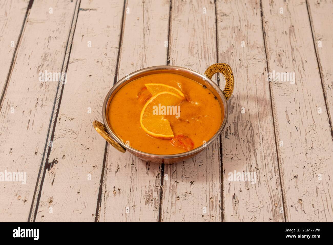 Bol de poulet à l'orange tikka masala au curry doux cuisiné dans un restaurant pakistanais Banque D'Images