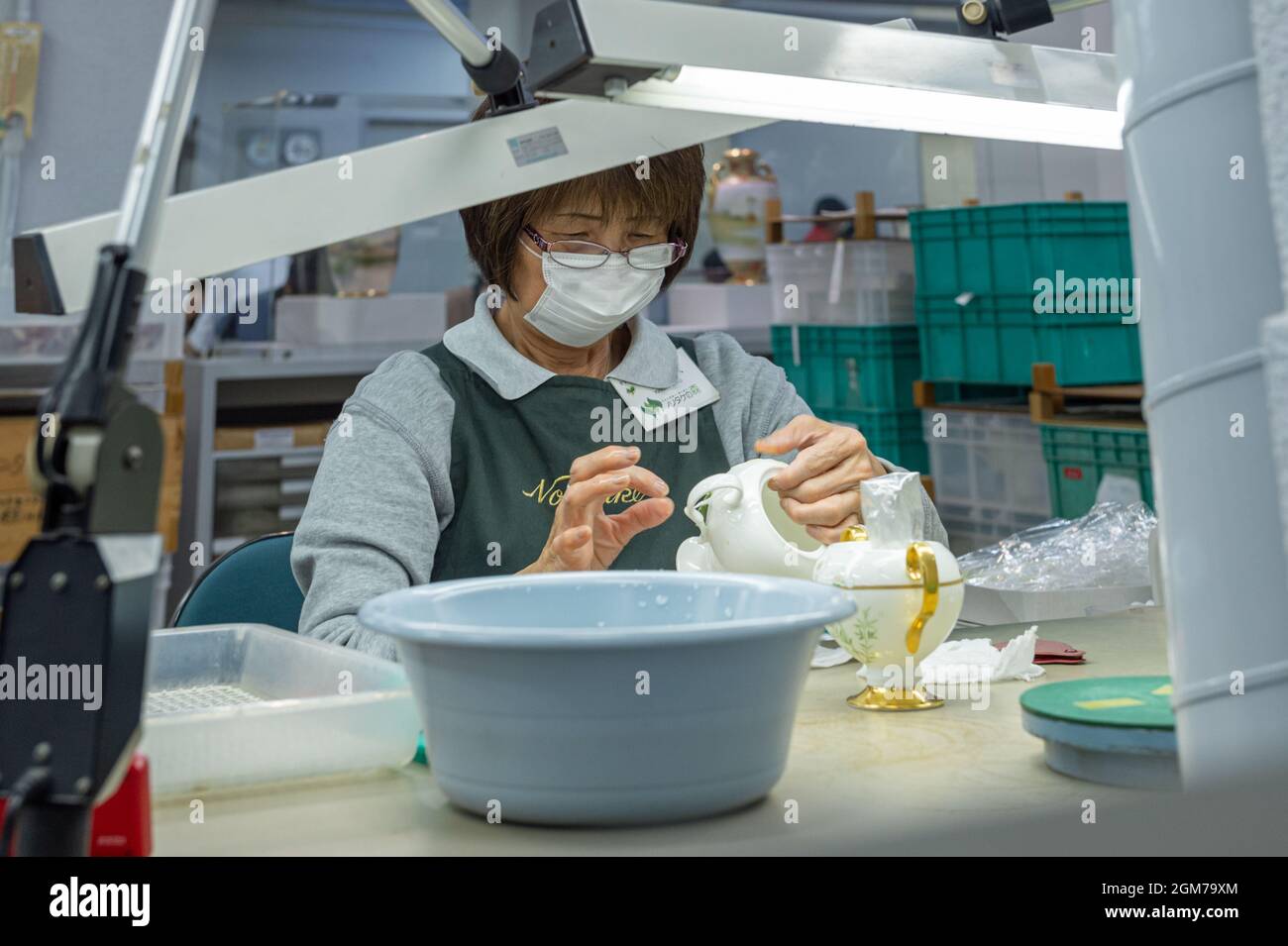 Une artiste féminine décorant un vase au centre artisanal de poterie du musée Noritake de Nagoya. Banque D'Images