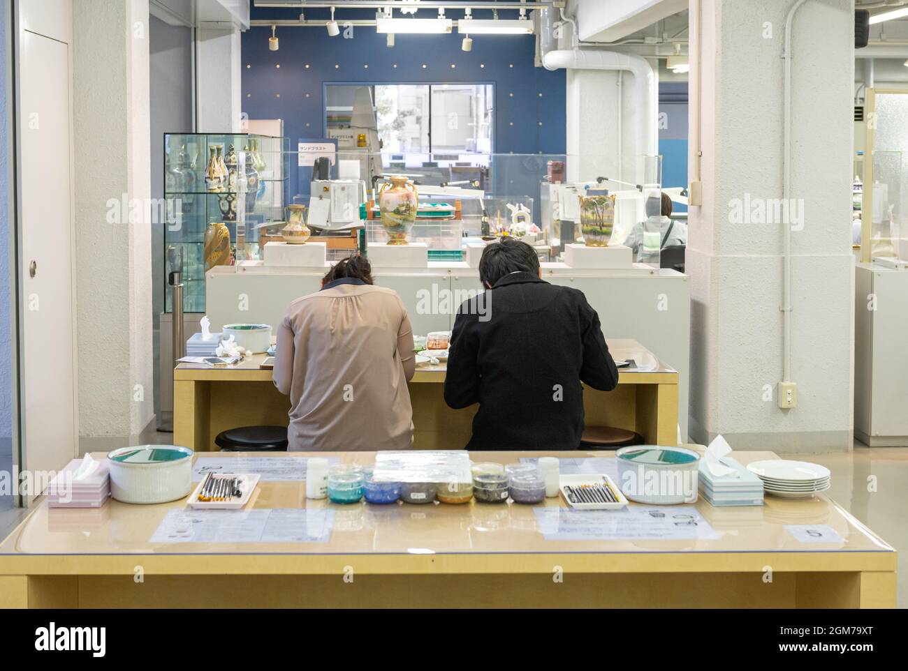 Visiteurs du centre d'artisanat en poterie du musée Noritake de Nagoya, décorant des céramiques. Banque D'Images