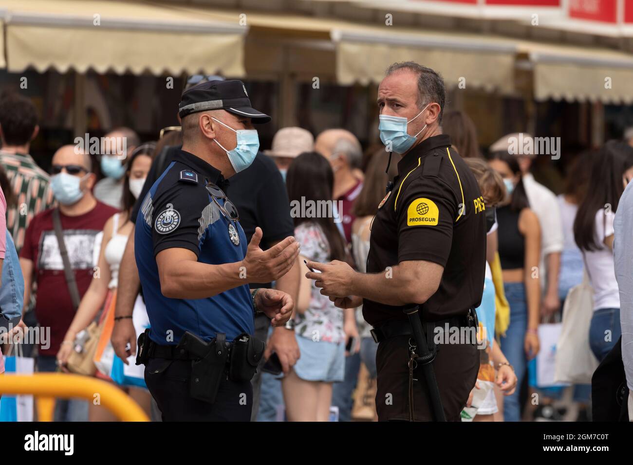 Madrid, Espagne - 11 septembre 2021 : un policier municipal de Madrid parle à un garde de sécurité privé, 80e salon du livre de Madrid Banque D'Images