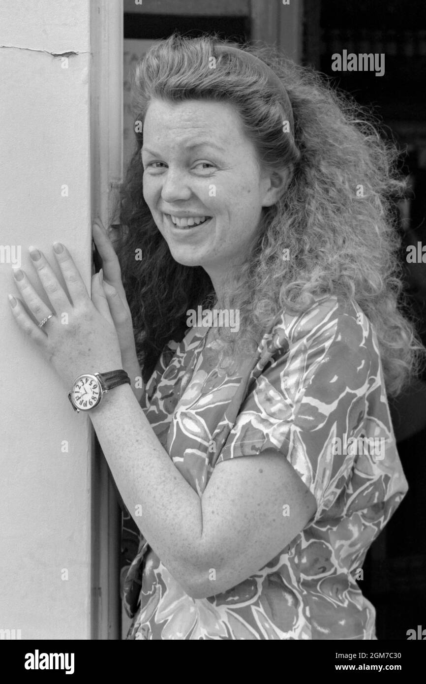 jeune femme souriante debout dans la porte de pub pour le portrait portsmouth angleterre royaume-uni années 1990 Banque D'Images