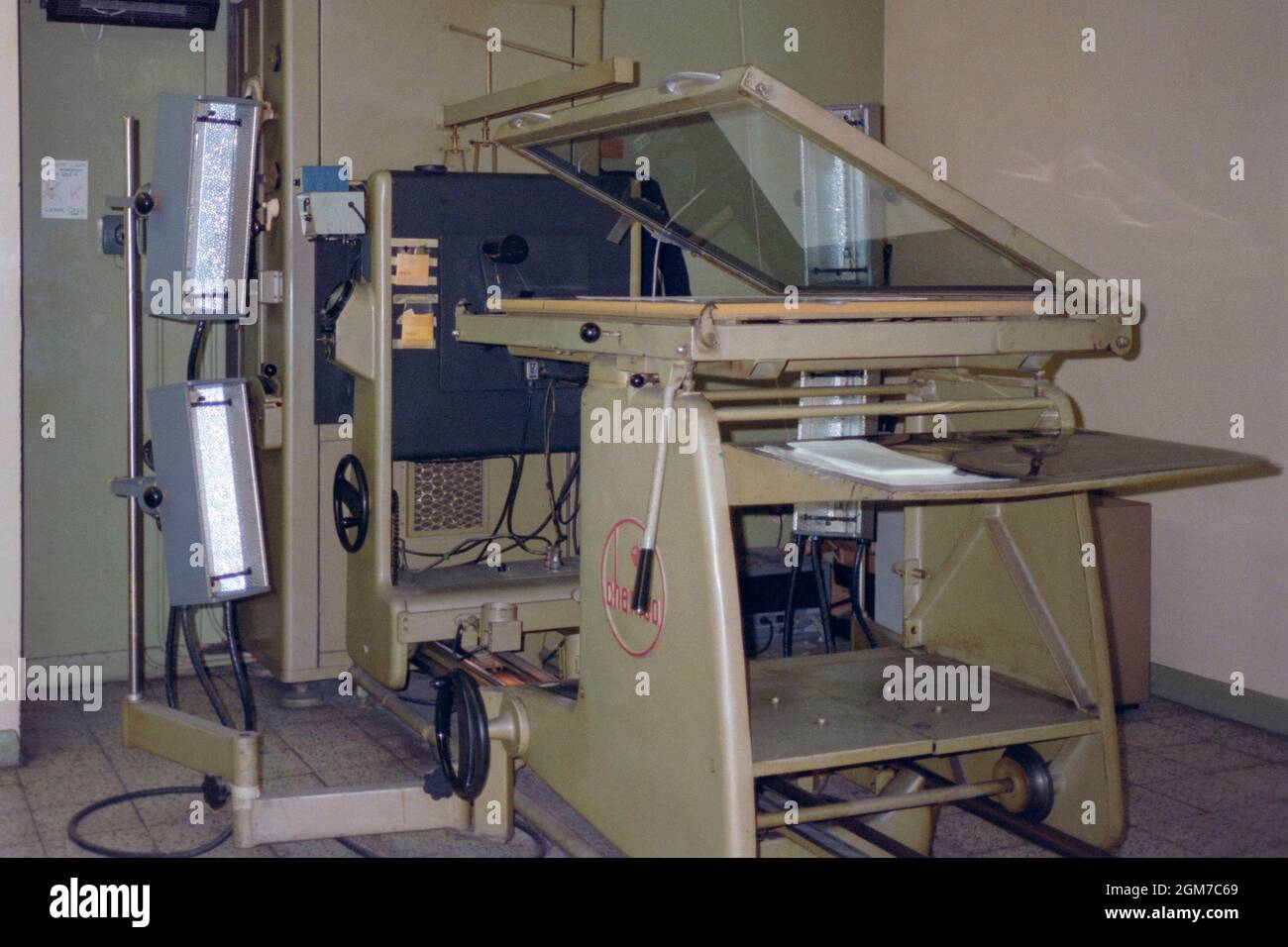 grande caméra de procédé utilisant un film lithographique pour la reproduction graphique dans l'industrie de l'impression lithographique de pré-presse au milieu des années 1980 Banque D'Images