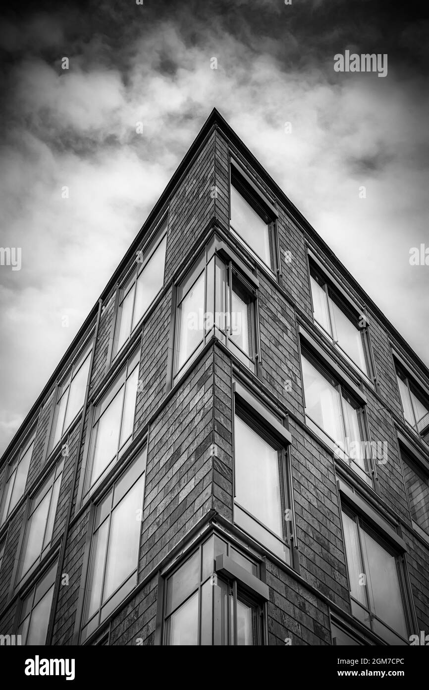 Une photographie d'art en noir et blanc de l'architecture moderne se trouve dans la ville suédoise d'Helsingborg. Banque D'Images