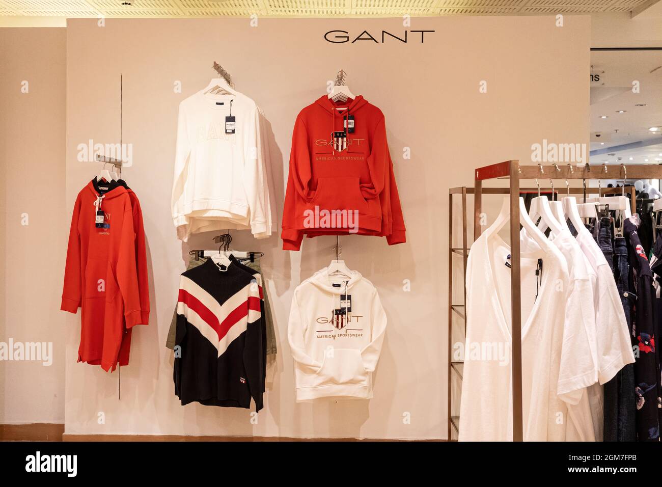 L'intérieur du grand magasin House of Fraser à Guildford, Surrey, Angleterre, Royaume-Uni. Présentoir de vêtements GANT Banque D'Images