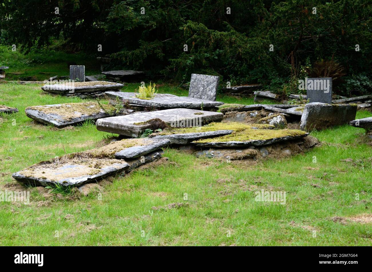 Vieux graviers dans le cimetière circulaire de l'église Saint Melangells Pennant Melangell Powys Wales Cymru Royaume-Uni Banque D'Images
