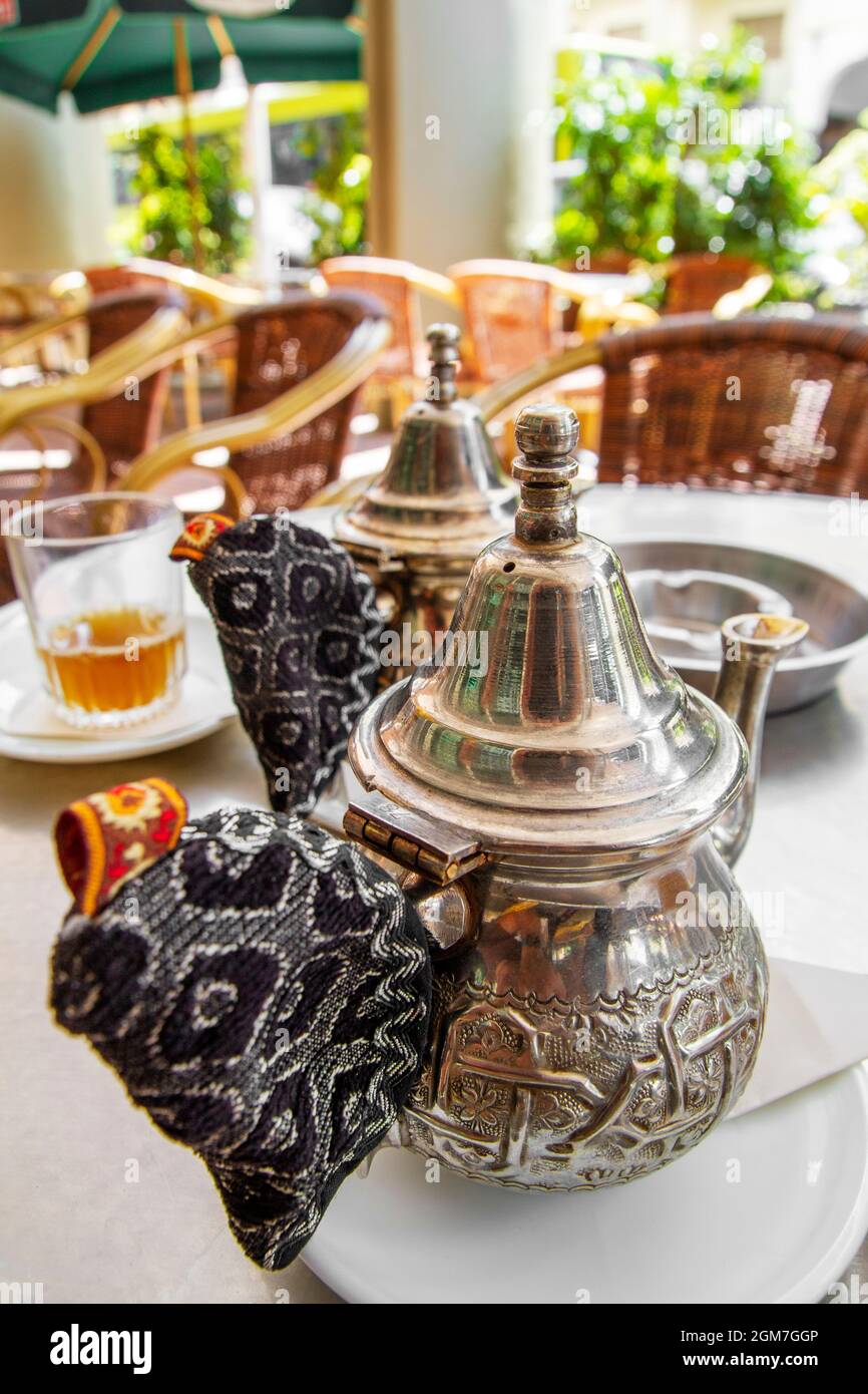 Théière en métal typique du Maroc avec thé à la menthe poivrée super doux prêt à aérer Banque D'Images
