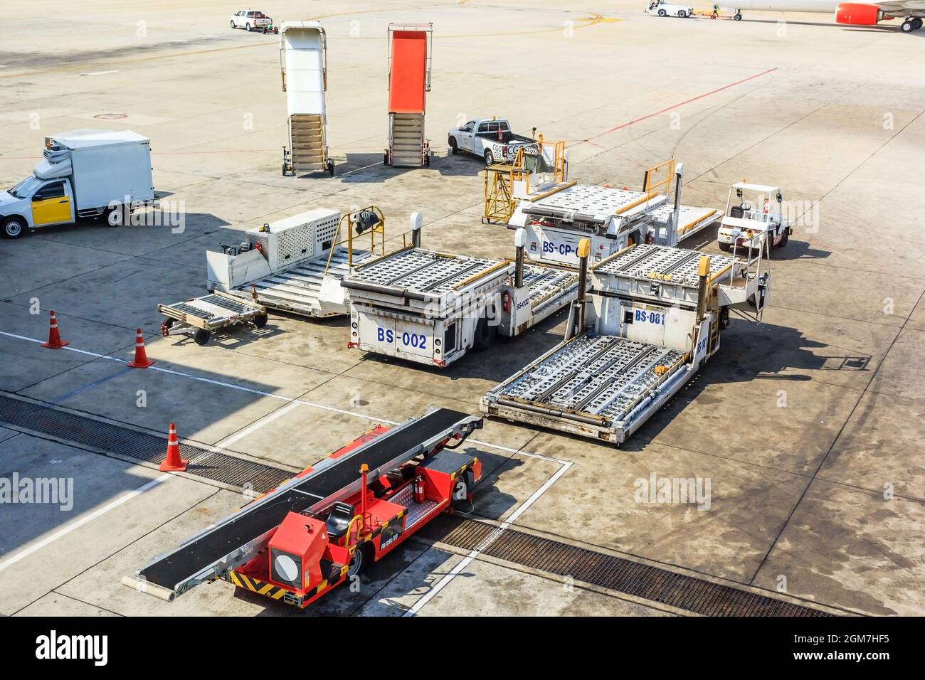 Chariot de remorquage d'avion et échelle près de l'avion sur la piste de l'aéroport. Banque D'Images