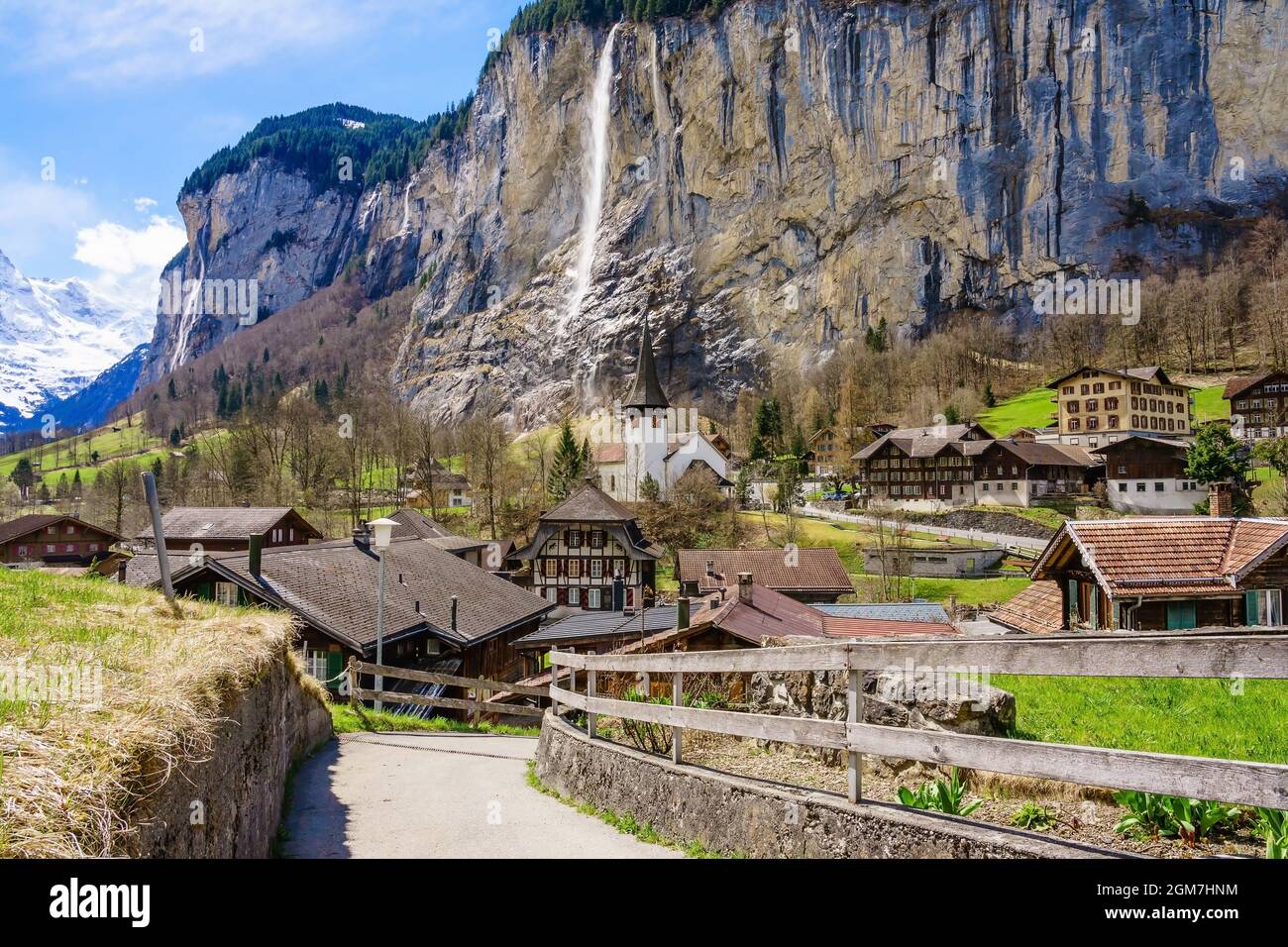 Vue d'été ensoleillée d'un incroyable village alpin touristique avec célèbre église et cascade de Staubbach, Lauterbrunnen, Suisse, Europe Banque D'Images