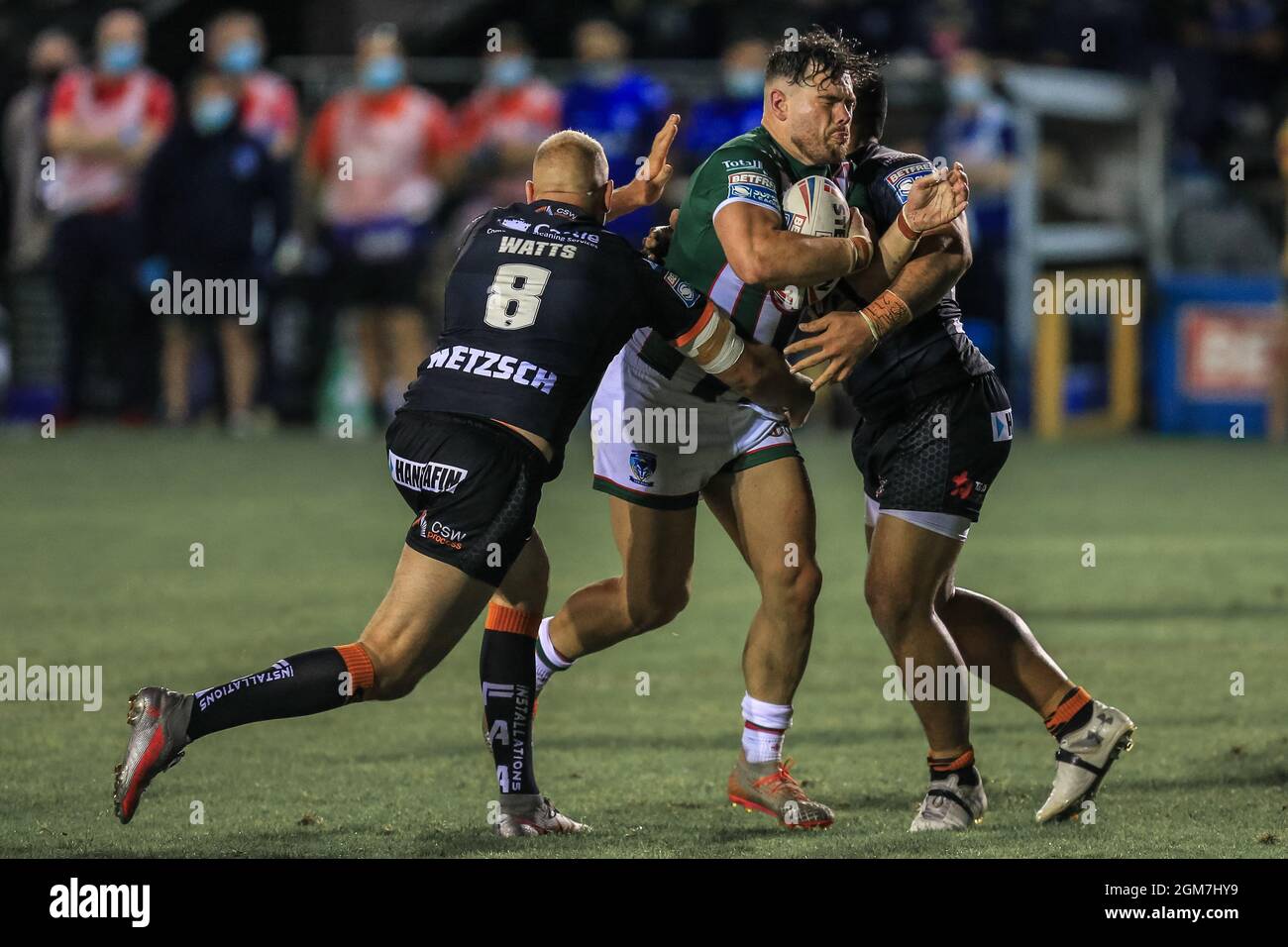 Castleford, Royaume-Uni. 16 septembre 2021. Joe Philbin (13) de Warrington Wolves est attaqué par Liam Watts (8) de Castleford Tigers et Suaia Matagi (24) de Castleford Tigers à Castleford (Royaume-Uni) le 9/16/2021. (Photo de James Heaton/News Images/Sipa USA) crédit: SIPA USA/Alay Live News Banque D'Images